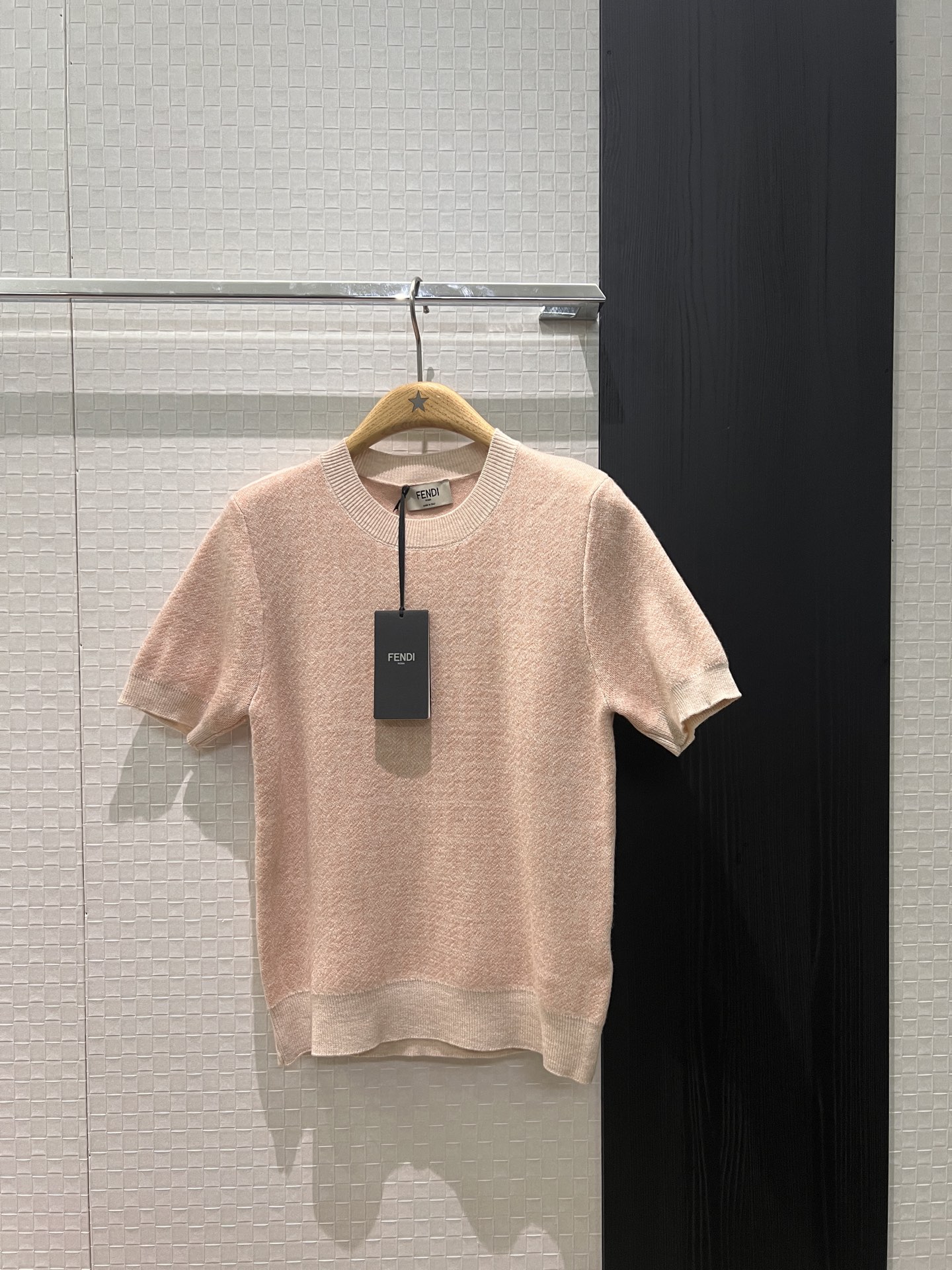 NO:621628,The new couple pink double F jacquard round neck short-sleeved knitted wool top has a waxy feel, is skin-friendly, does not irritate, is simple and versatile SML,, T-shirt, alexander wang19860909新款耦粉色双F提花圆领短袖针织羊毛上衣糯糯的手感 亲肤不扎简单百搭 SML,,T-shirt,alexander wang,Women's clothing