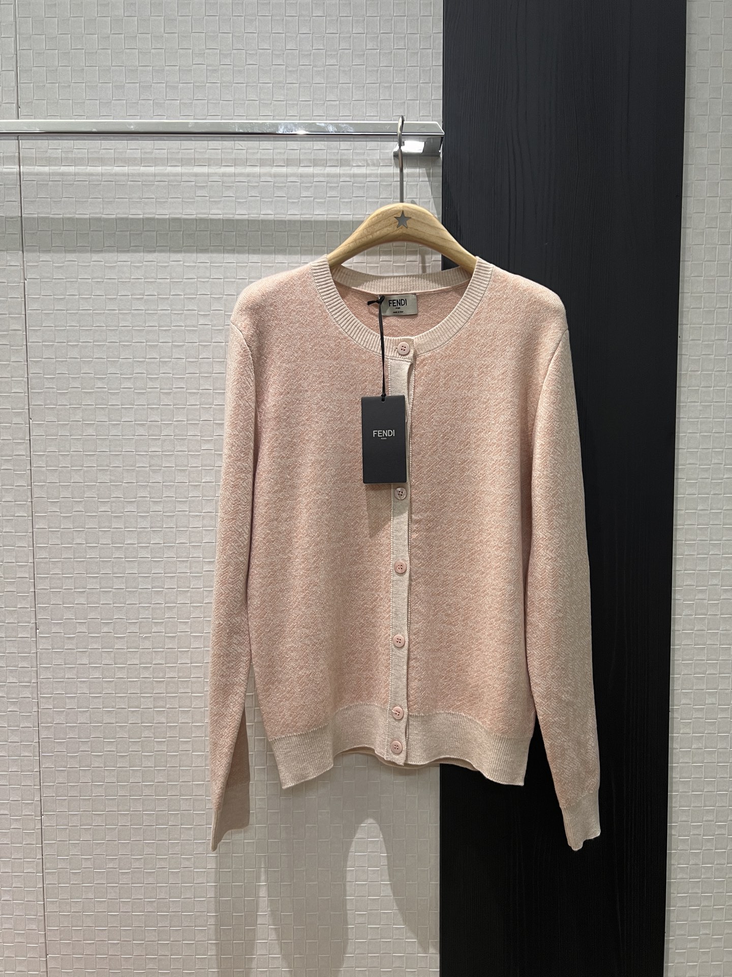 NO:621634,The new couple pink double F jacquard round neck knitted cardigan wool jacket has a waxy feel, is skin-friendly, does not irritate, is simple and versatile SML,,jackets & coats,alexander wang19860909新款耦粉色双F提花圆领针织开衫羊毛外套糯糯的手感 亲肤不扎简单百搭 SML,,jackets & coats,alexander wang,Women's clothing