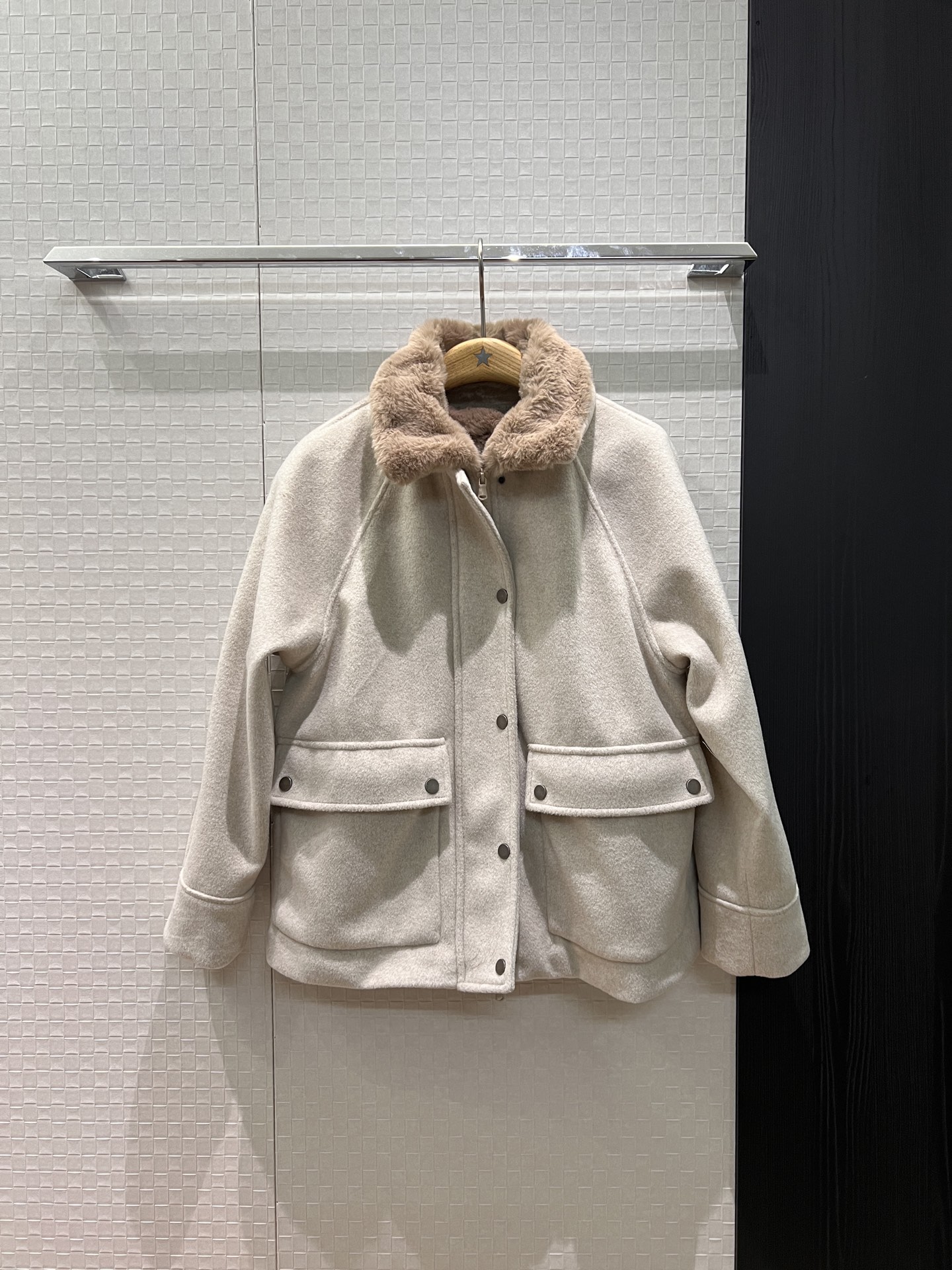 NO:621642,The new BC two-piece set design is coming. Plush lapel woolen coat, detachable plush vest, can be worn alone. Large pockets on both sides, full of luxury, low-key and warm. SML,,jackets & coats,alexander wang19860909新款来袭BC两件套设计 毛绒绒翻领羊毛呢大衣外套可拆卸毛绒马甲可单穿 两侧大口袋 贵气十足 低调保暖SML,,jackets & coats,alexander wang,Women's clothing