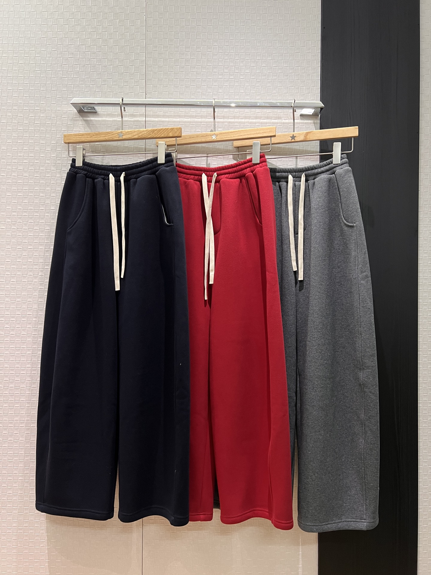 NO:621650,New drawstring elastic waist design, velvet warm scimitar sweatpants, casual pants, back pocket patch embroidery miu letter decoration, versatile for ageing, dark blue, gray and red S-XL,,miumiu,alexander wang19860909新款抽绳松紧腰设计 加绒保暖弯刀卫裤休闲裤后口袋贴布刺绣miu字母装饰 减龄百搭深蓝灰色红色 S-XL,,miumiu,alexander wang,Women's clothing