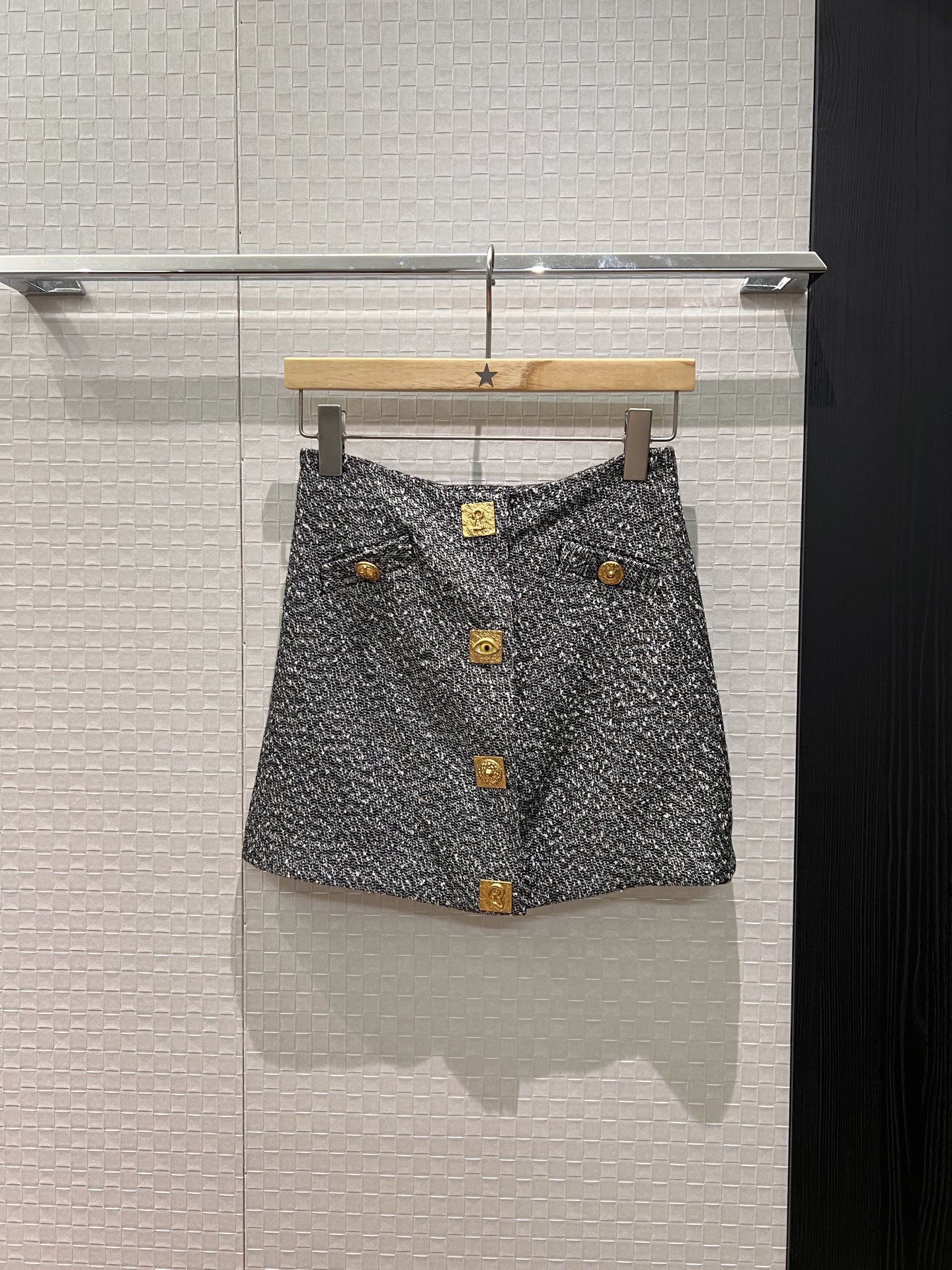 NO:621641,New French high-luxury open-molded gold-button wool A-line skirt. Hip-covering skirt. Each button is unique. Three-dimensional tailoring. Slim fit and match the same jacket. SML,,skirts,jackets & coats,alexander wang19860909新款法国高奢 开模金扣羊毛A字短裙 包臀半裙重工每个扣子独特 立体剪裁 修身显瘦搭同款外套 SML,,skirts,jackets & coats,alexander wang,Women's clothing