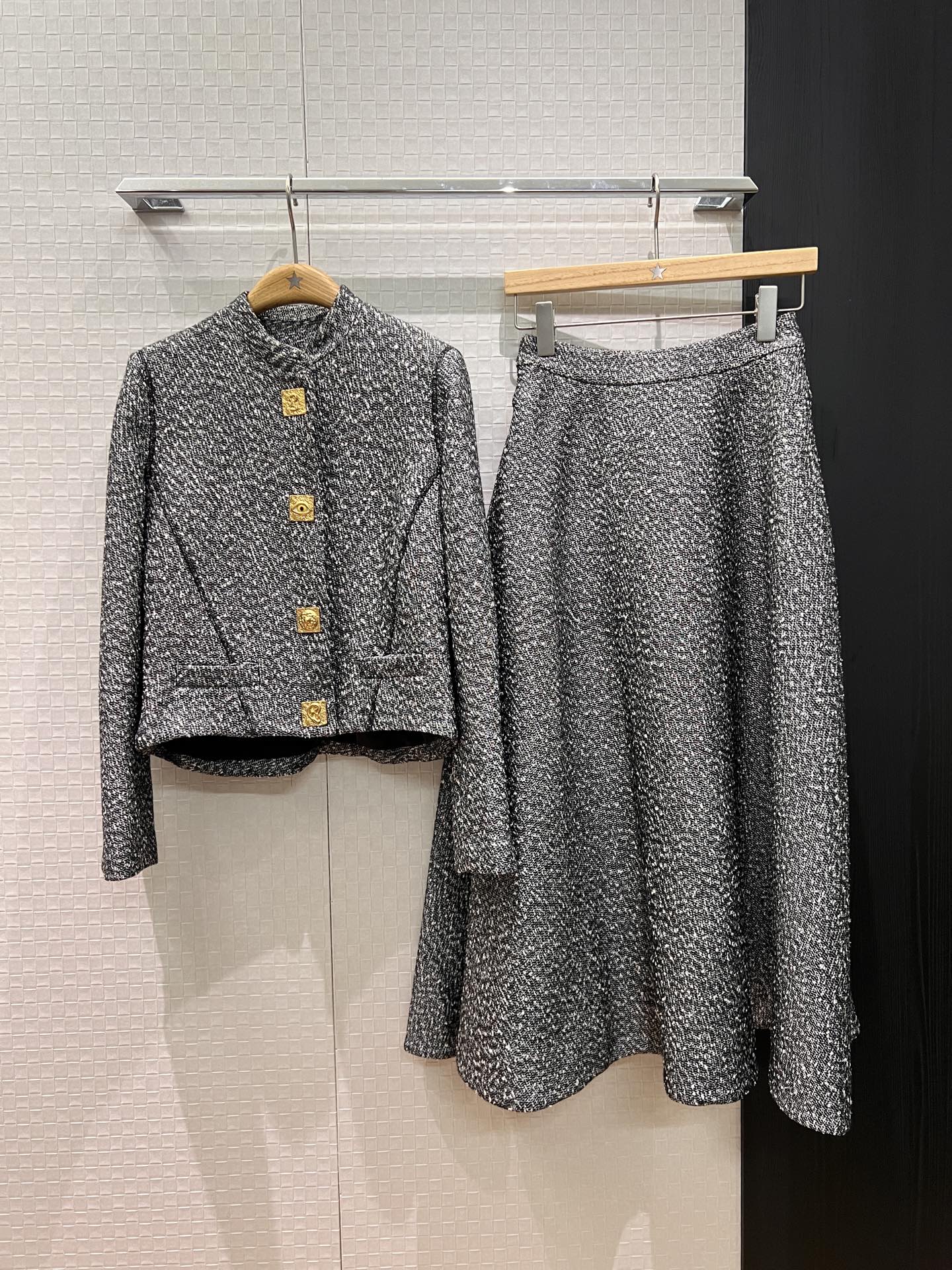 NO:621639,New French high-luxury minimalist oversized skirt. Wool A-line umbrella skirt. Each button is unique. Three-dimensional tailoring. Slim and versatile jacket. SML,,skirts,jackets & coats,alexander wang19860909新款法国高奢 极简超大摆半裙 羊毛A字伞裙重工每个扣子独特 立体剪裁 显瘦百搭搭同款外套 SML,,skirts,jackets & coats,alexander wang,Women's clothing