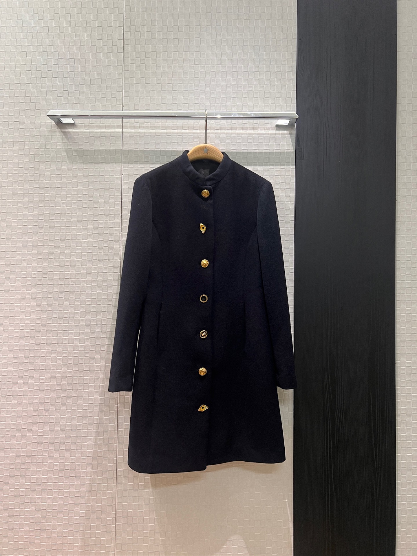 NO:621643,New French high-luxury open-molded gold buckle small stand-up collar wool coat coat and skirt. Each button is unique. Three-dimensional tailoring. Slim and slim. Black and gray. SML,,skirts,jackets & coats,alexander wang19860909新款法国高奢 开模金扣小立领羊毛大衣外套裙重工每个扣子独特 立体剪裁 修身显瘦黑色灰色 SML,,skirts,jackets & coats,alexander wang,Women's clothing