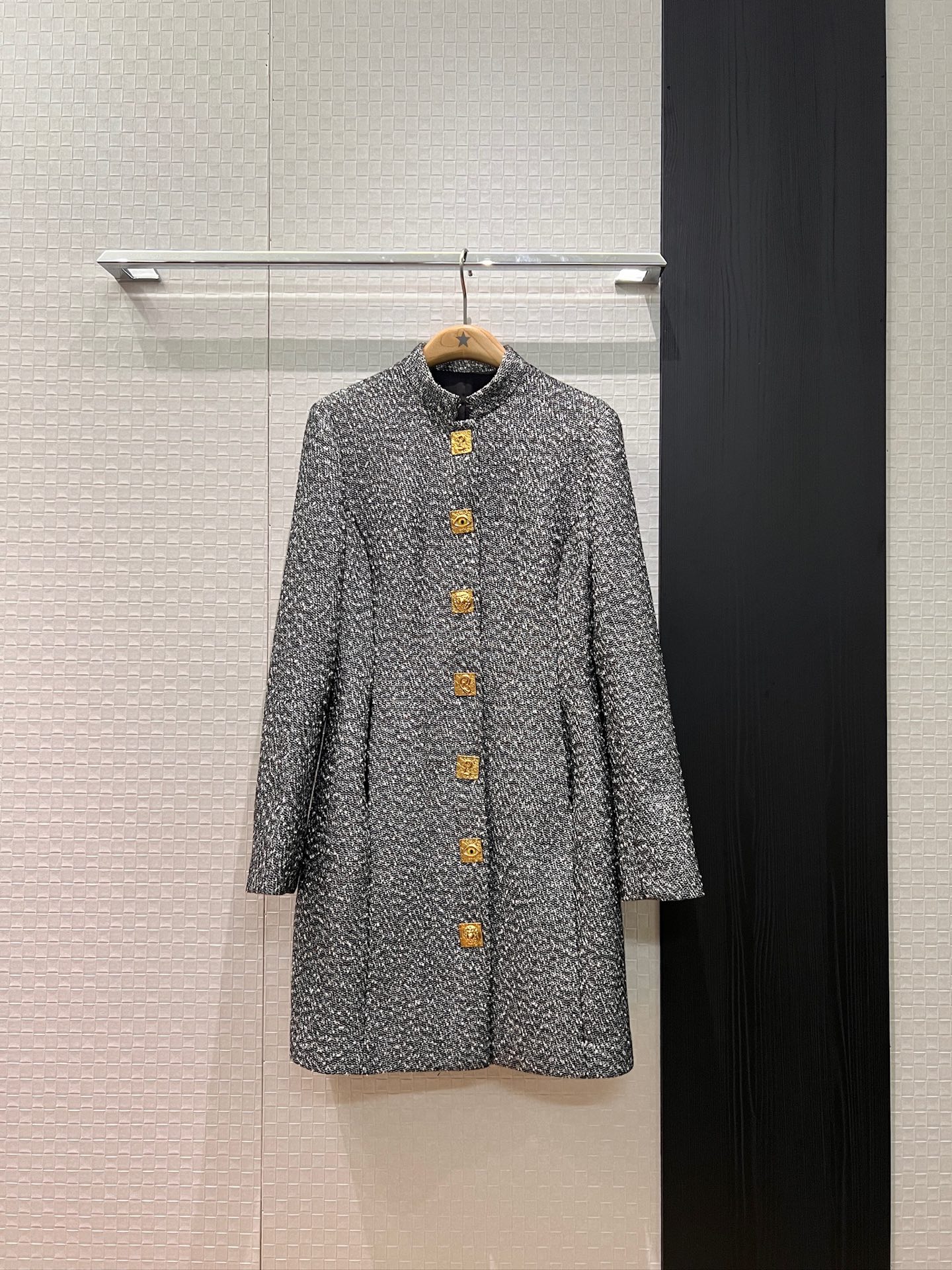 NO:621647,New French high-luxury open-molded gold buckle small stand-up collar wool coat coat and skirt. Each button is unique. Three-dimensional tailoring. Slim and slim. Black and gray. SML,,skirts,jackets & coats,alexander wang19860909新款法国高奢 开模金扣小立领羊毛大衣外套裙重工每个扣子独特 立体剪裁 修身显瘦黑色灰色 SML,,skirts,jackets & coats,alexander wang,Women's clothing