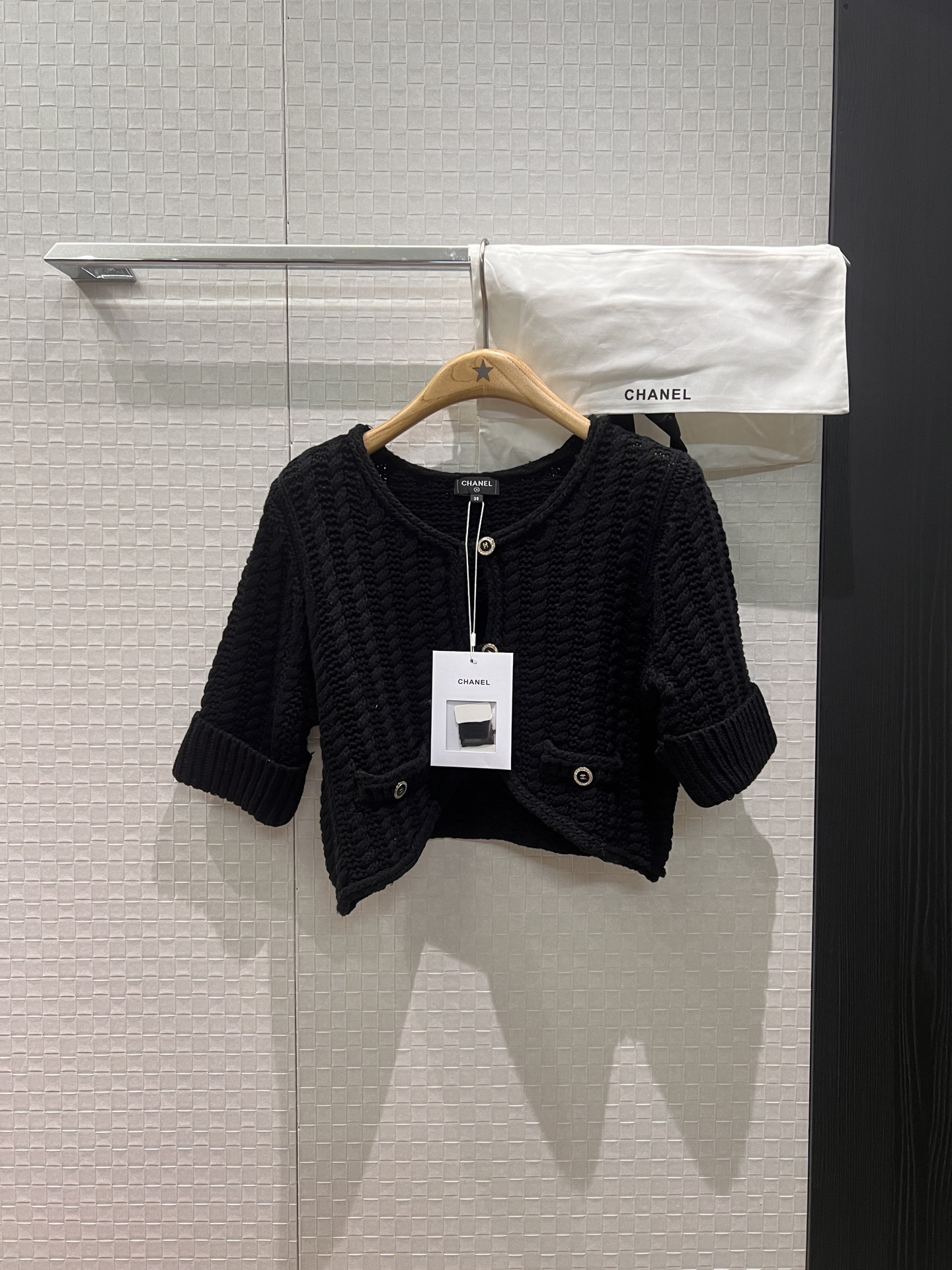 NO:621651,26C new model Xin Zhilei Jennie's same style thick textured short knitted top with hollow waist and rolled-edge sleeves open molded double C button delivery storage bag cloth bag black white SML,,alexander wang1986090926C新款辛芷蕾 Jennie同款 粗线肌理短款针织小上衣镂空露腰 卷边中袖 开模双C扣子配送收纳袋布包 黑色白色 SML,,alexander wang,Women's clothing