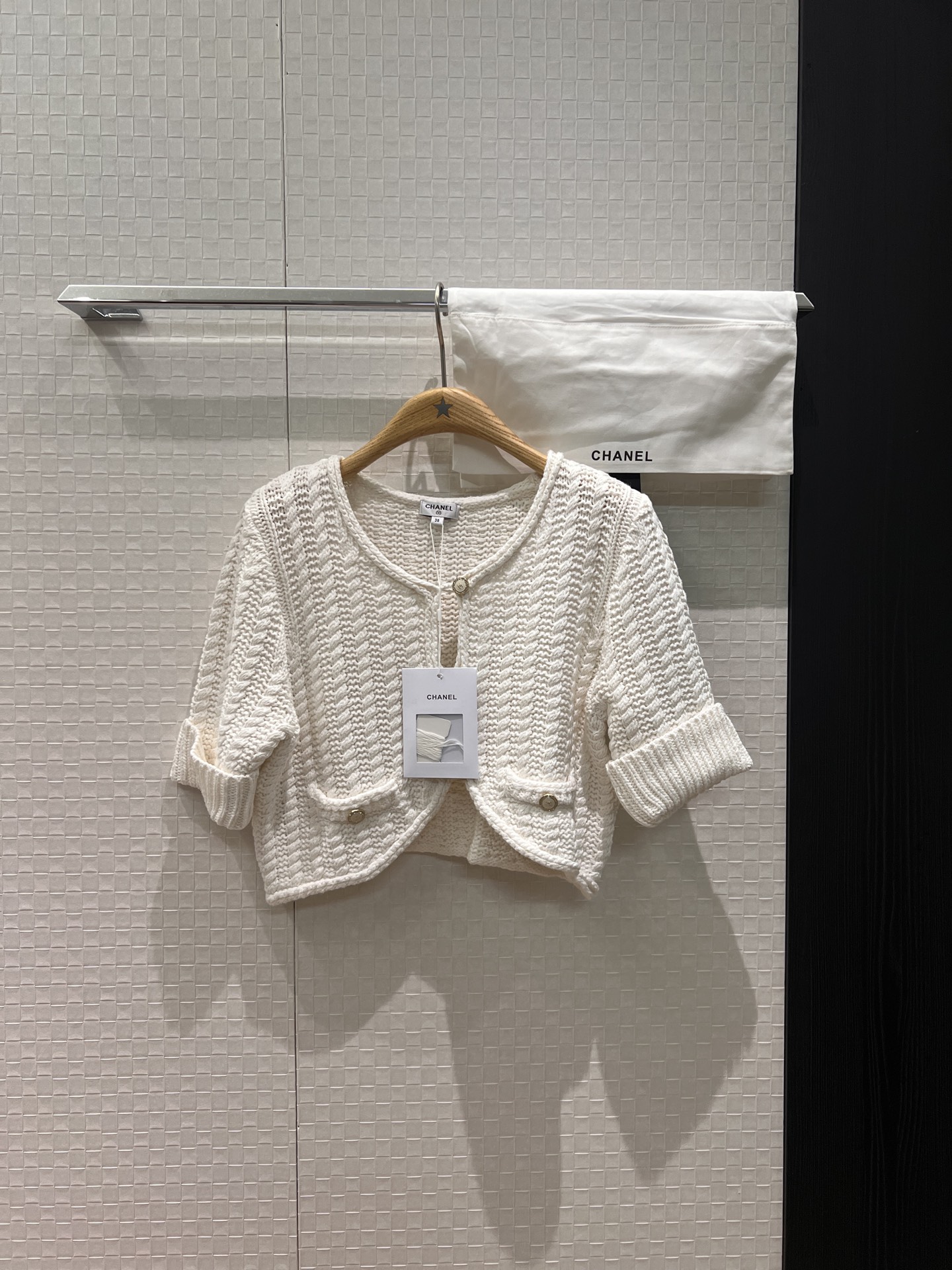 NO:621655,26C new model Xin Zhilei Jennie's same style thick textured short knitted top with hollow waist and rolled-edge sleeves open molded double C button delivery storage bag cloth bag black white SML,,alexander wang1986090926C新款辛芷蕾 Jennie同款 粗线肌理短款针织小上衣镂空露腰 卷边中袖 开模双C扣子配送收纳袋布包 黑色白色 SML,,alexander wang,Women's clothing