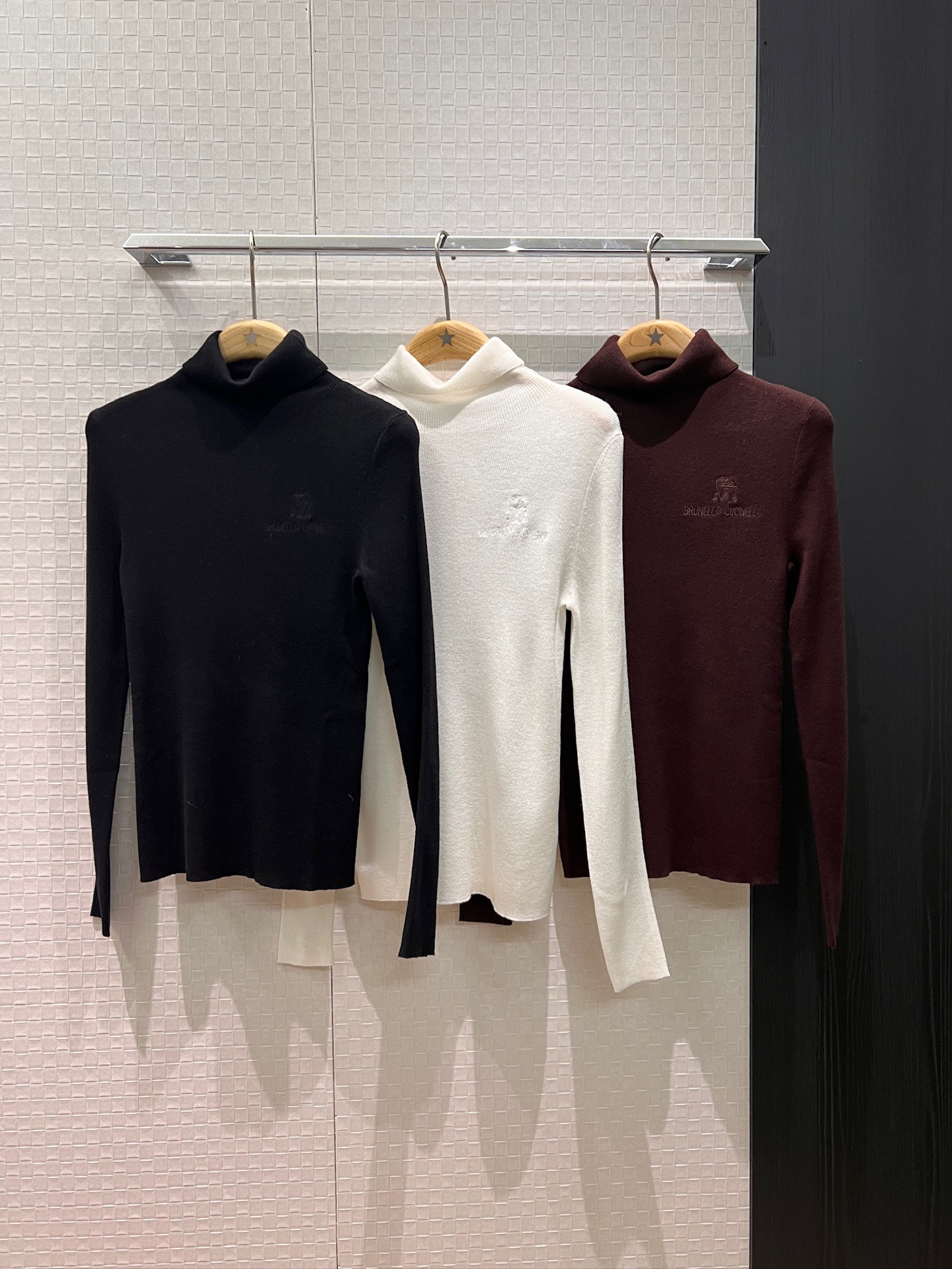 NO:622167,New LP classic badge logo embroidery on the chest high collar knitted bottoming shirt top simple and versatile wool blend black white brown SML, loro piana, alexander wang19860909新款LP胸前经典徽章logo刺绣高领针织打底衫上衣简单百搭 羊毛混纺黑色白色棕色 SML,,loro piana,alexander wang,Women's clothing
