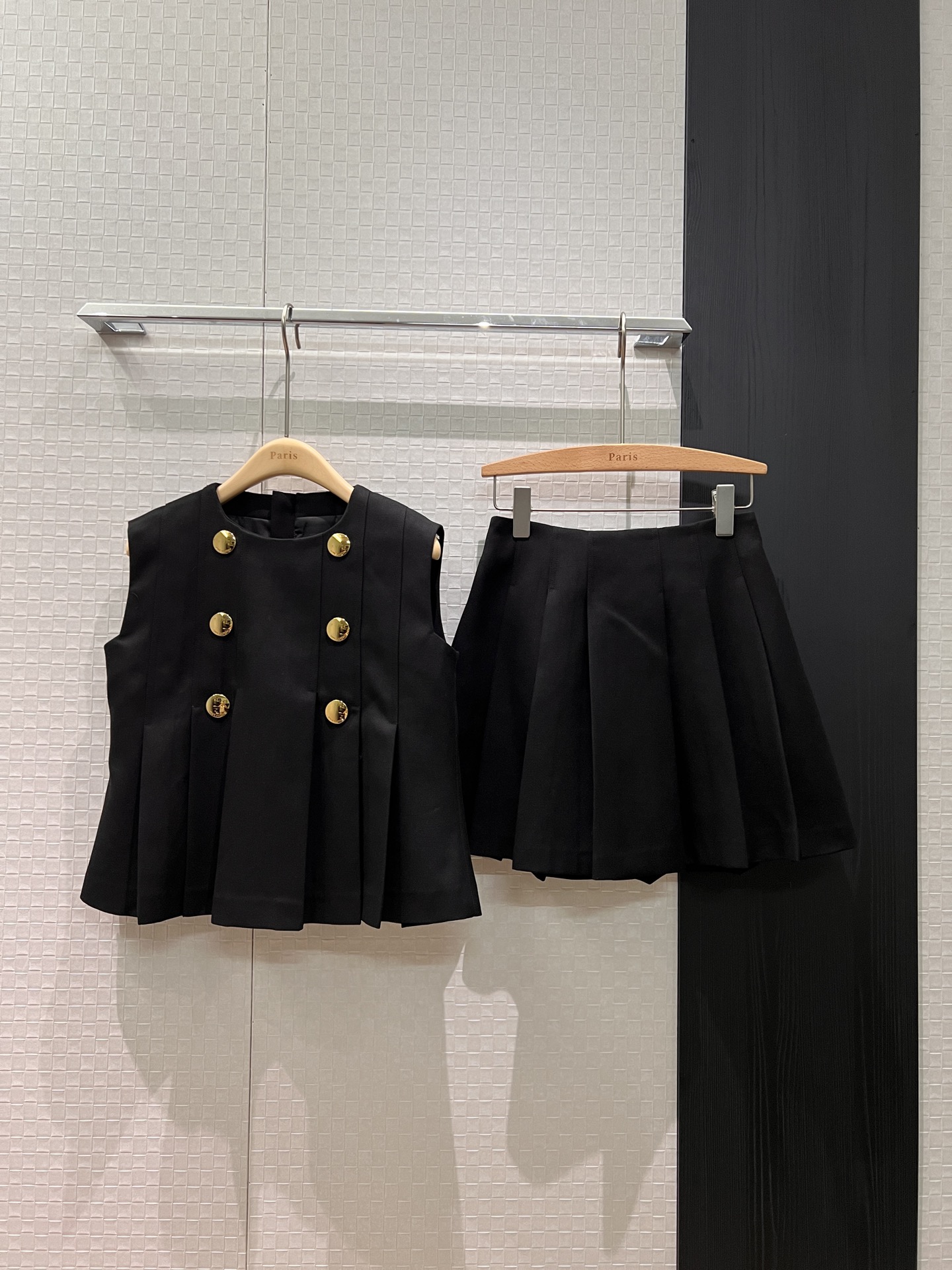 NO:622183,Vest, skirt, early spring new model with double rows and large gold buckles, pleated baby vest top, high waist, wide pleated A-line skirt, shorts lining, pockets on both sides, wool blend, one set or separate, a must-have for age reduction S-XL,,skirts,shorts,alexander wang19860909背心 半裙早春新款双排大金扣装饰 压褶皱娃娃背心上衣高腰宽百褶A字半裙 短裤内衬 两侧有口袋羊毛混纺 一套搭或分开 减龄必备 S-XL,,skirts,shorts,alexander wang,Women's clothing