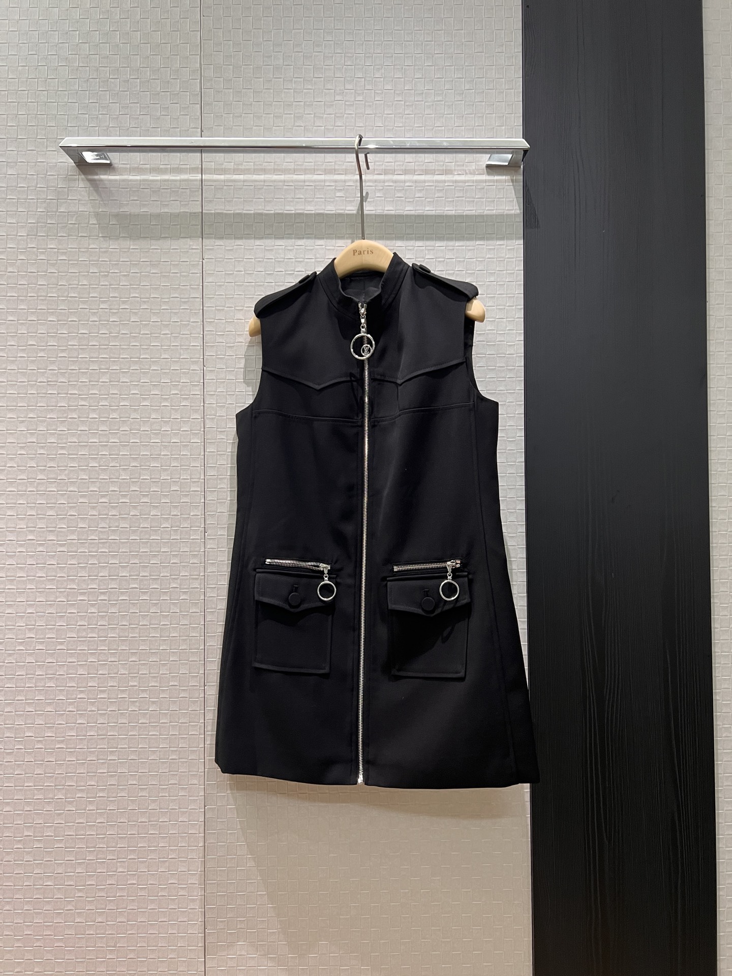 NO:622151,New hardware molded zipper black vest dress epaulette design A-line version casual age-reducing layering and single wear S-XL,,skirts,alexander wang19860909新款五金开模拉链黑色背心连衣裙肩章设计 A字版型 休闲减龄叠搭单穿 S-XL,,skirts,alexander wang,Women's clothing