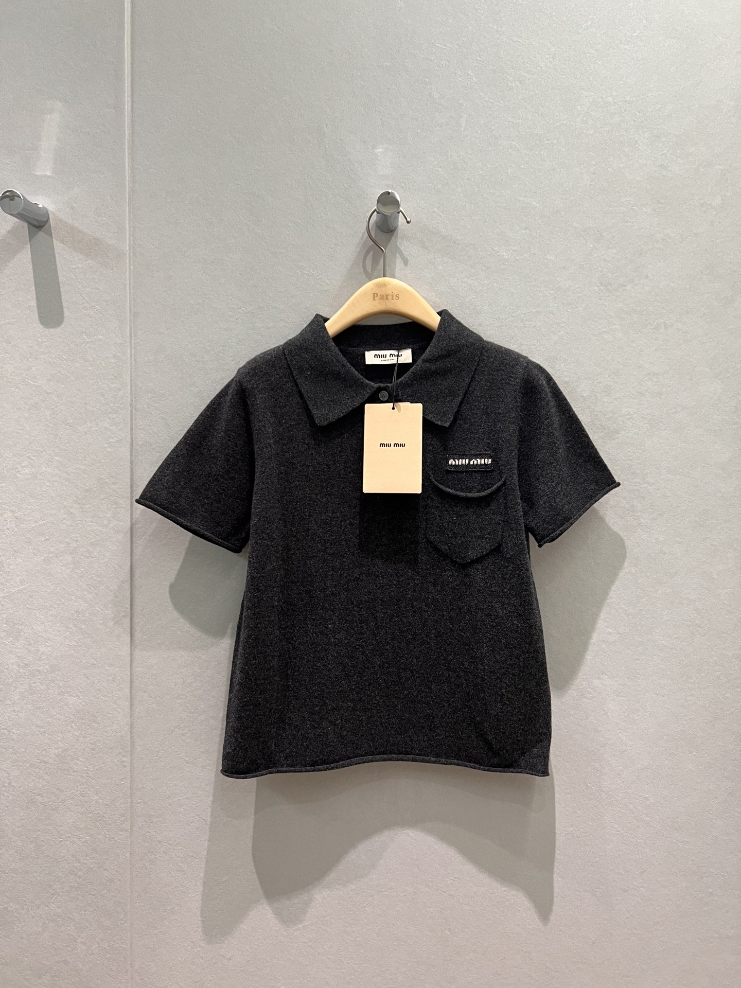 NO:622184,26 early spring rolled cuffs lapel knitted top small chest pocket miu letter logo embroidery cute age reduction SML, miumiu, alexander wang1986090926早春卷边袖口翻领针织上衣胸前小口袋 miu字母logo刺绣 可爱减龄SML,,miumiu,alexander wang,Women's clothing