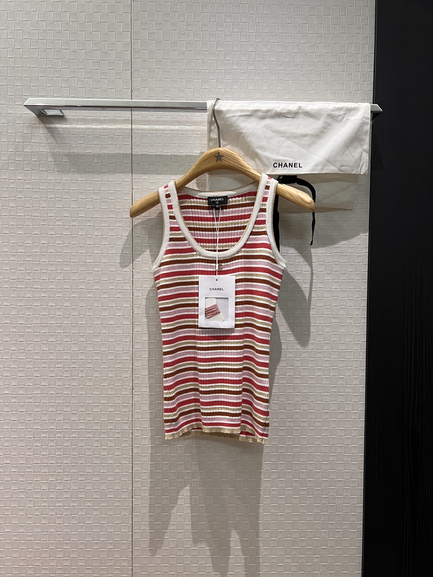 NO:622191,26c new style gold thread colorful striped knitted vest with small double C decoration on the neckline, slimming and slimming, age-reducing and matching, free storage bag cloth bag SML,,alexander wang1986090926c新款金线彩色条纹针织背心领口小双C装饰 修身显瘦 减龄百搭配送收纳袋布包 SML,,alexander wang,Women's clothing