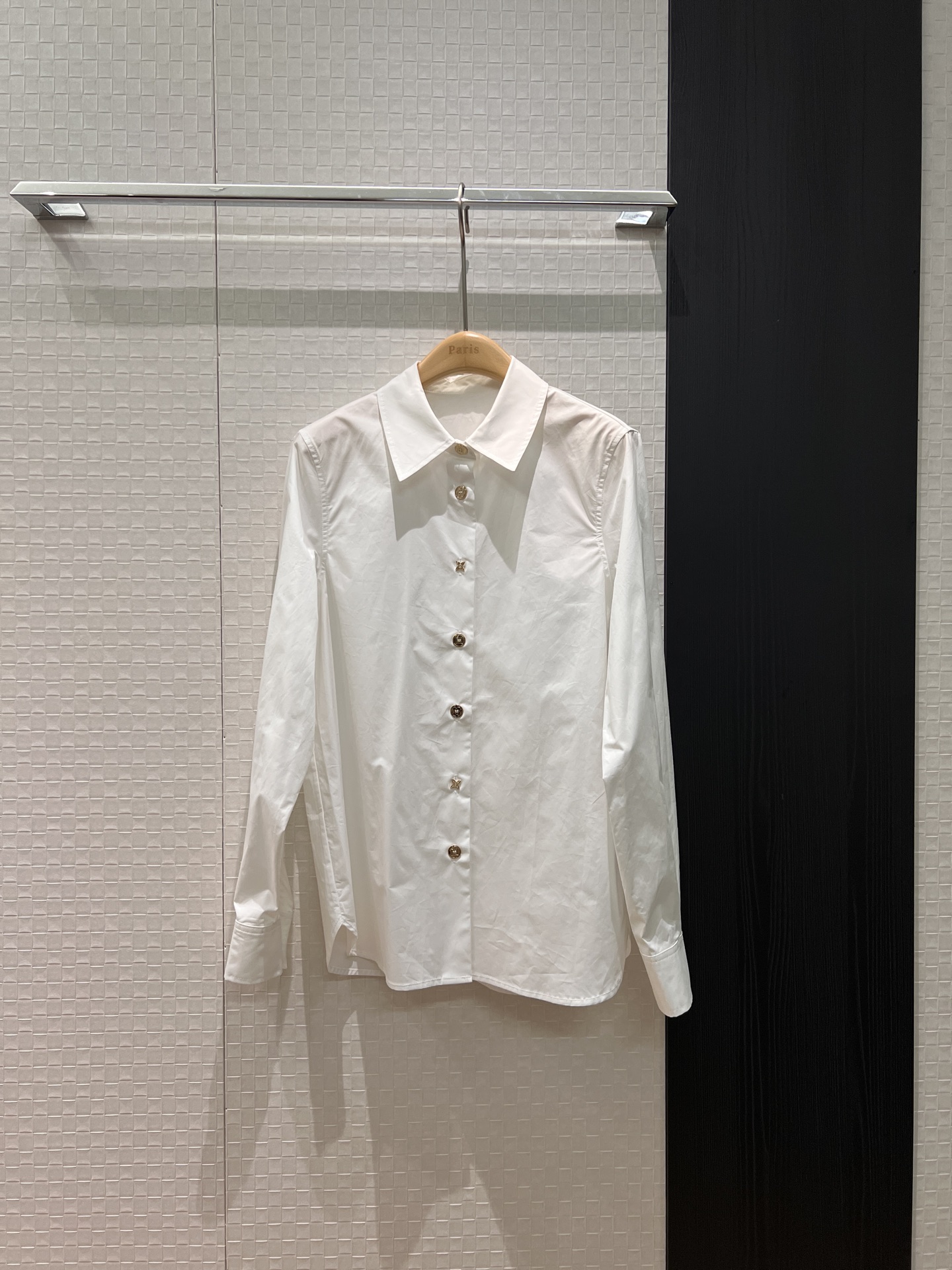 NO:623326,New simple logo gold button shirt, minimalist, casual, classic and versatile, basic must-have S-XL,,alexander wang19860909新款简约logo金扣衬衣 极简休闲经典百搭 基础必备S-XL,,alexander wang,Women's clothing