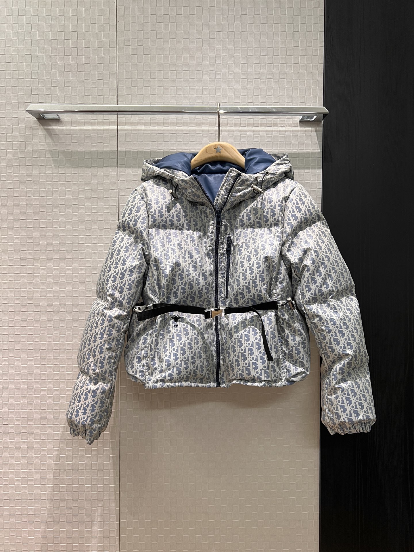 NO:623307,Cotton clothes!  New 25 Alps ski series presbyopic logo jacquard hooded short cotton jacket, belt design, waist adjustment, casual and versatile, fashionable and age-reducing little bee embroidery, dark blue and light blue S-XL,,jackets & coats,hats,alexander wang19860909棉服！新款25阿尔卑斯滑雪系列老花logo提花连帽短款棉衣外套 腰带设计 收腰调节 休闲百搭 时尚减龄小蜜蜂刺绣 深蓝浅蓝 S-XL,,jackets & coats,hats,alexander wang,Women's clothing