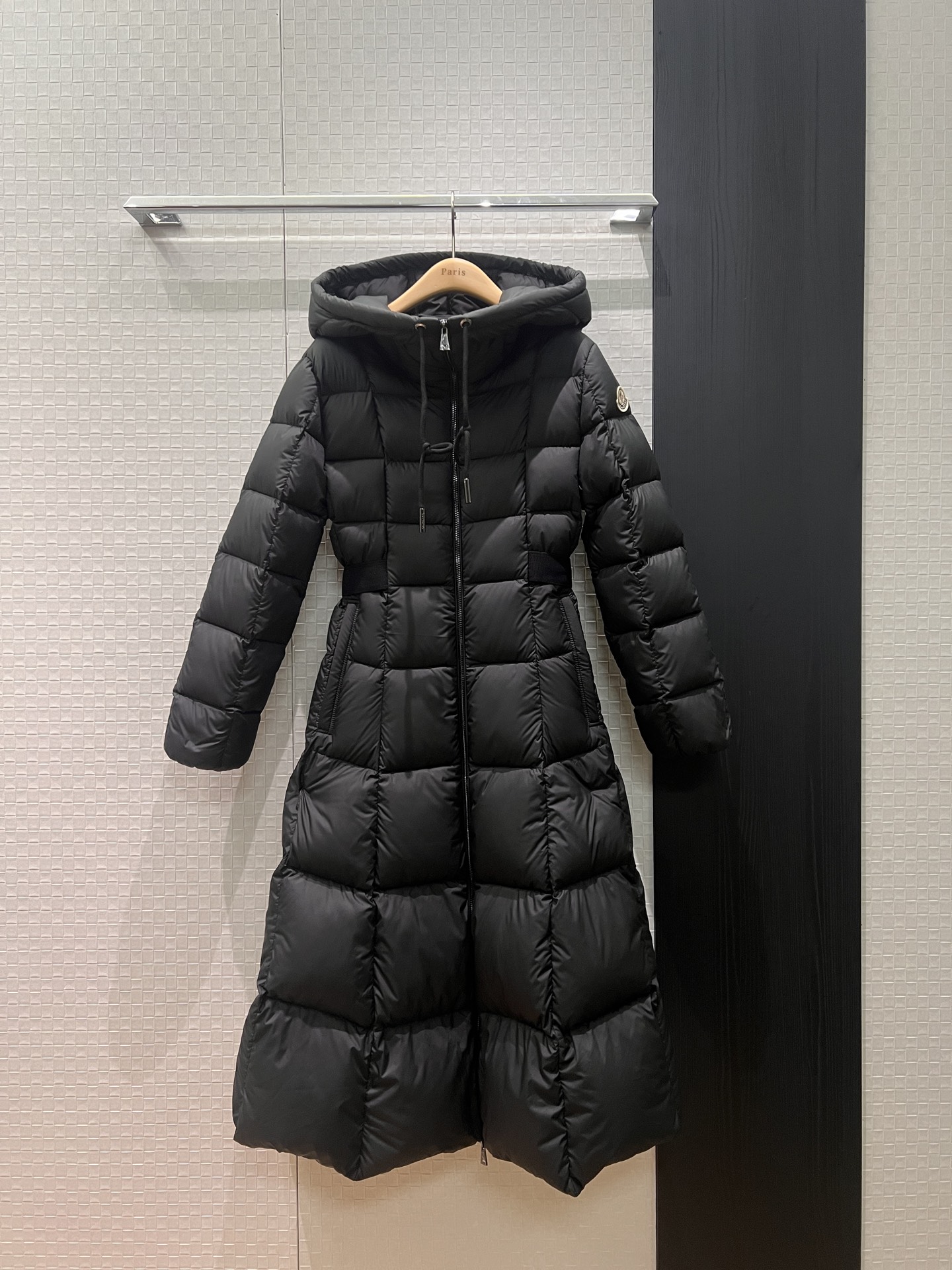 NO:623330,New model with dust bag, hooded waisted extra-long down jacket with classic logo armband decoration, spliced ​​logo elastic belt, waist slimming 90 down 10 feathers, pockets on both sides 0-3,,Moncler,jackets & coats,down jacket,hats,alexander wang19860909配防尘袋新款蒙口 连帽收腰超长款羽绒服外套经典logo袖标装饰 拼接logo弹力腰带 收腰显瘦90羽绒10羽毛 两侧口袋 0-3,,Moncler,jackets & coats,down jacket,hats,alexander wang,Women's clothing
