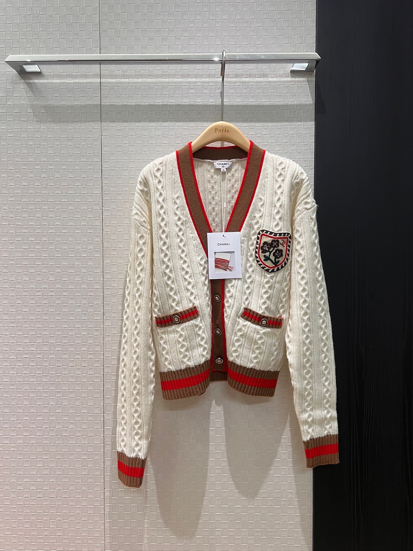 NO:623377,26c new color-blocked striped twist pattern V-neck knitted cardigan jacket, embroidered badge decoration on the chest, molded buttons, college style, loose and casual, essential for age reduction SML,,jackets & coats,alexander wang1986090926c新款拼色条纹麻花纹V领针织开衫外套 胸前刺绣徽章装饰 开模扣子学院风 宽松休闲 减龄必备SML,,jackets & coats,alexander wang,Women's clothing
