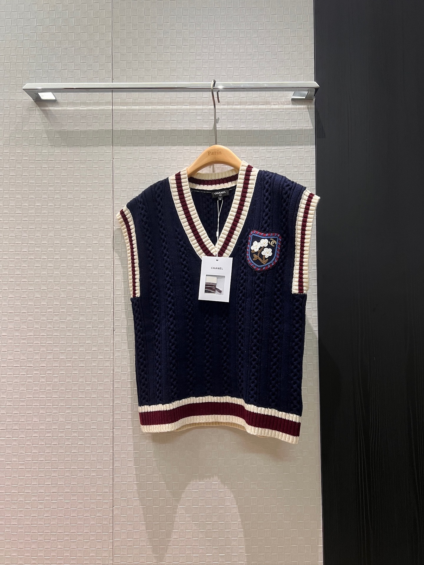 NO:623344,26c new style color-blocked striped twist pattern V-neck knitted vest, chest embroidered badge decoration, molded buttons, college style, loose and casual, must-have for age reduction, dark blue and white SML,,alexander wang1986090926c新款拼色条纹麻花纹V领针织马甲背心 胸前刺绣徽章装饰 开模扣子学院风 宽松休闲 减龄必备深蓝白色 SML,,alexander wang,Women's clothing