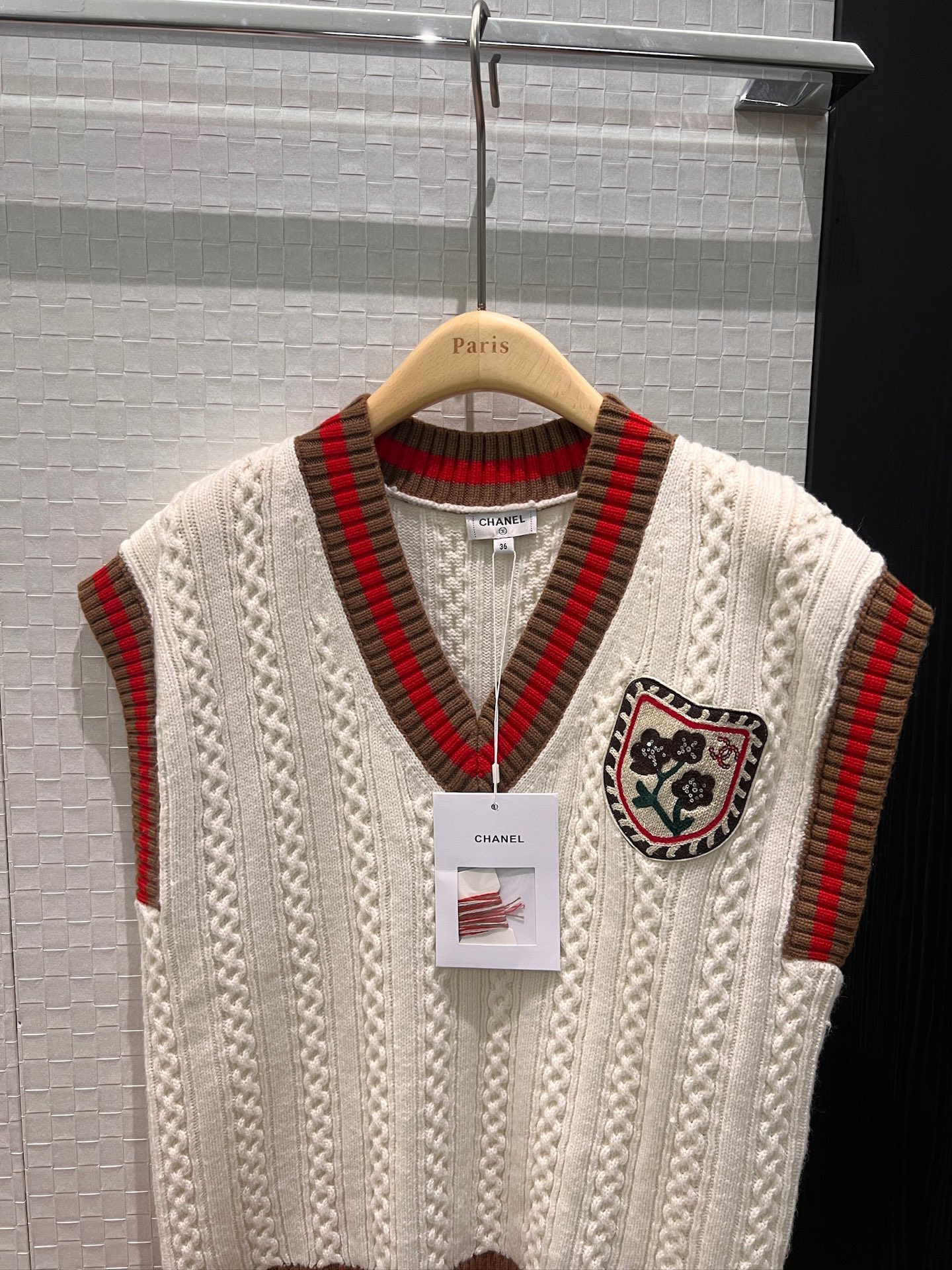 NO:623350,26c new style color-blocked striped twist pattern V-neck knitted vest, chest embroidered badge decoration, molded buttons, college style, loose and casual, must-have for age reduction, dark blue and white SML,,alexander wang1986090926c新款拼色条纹麻花纹V领针织马甲背心 胸前刺绣徽章装饰 开模扣子学院风 宽松休闲 减龄必备深蓝白色 SML,,alexander wang,Women's clothing