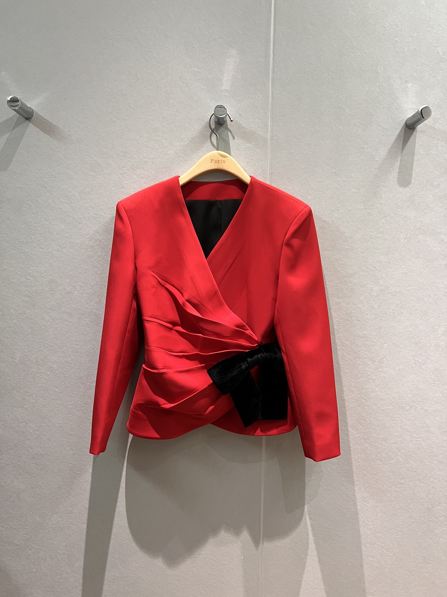 NO:623360,The new style is coming to the catwalk. Same style as Ho Chaolian. Velvet bow decoration. Pleated wrap design. V-neck jacket. Three-dimensional tailoring. Waist and slim fit. Versatile temperament. Red. Black and white. SML,,jackets & coats,alexander wang19860909新款来袭走秀 何超莲同款 丝绒蝴蝶结装饰 褶皱包裹设计 V领外套立体剪裁 收腰修身 气质百搭红色 黑拼白 SML,,jackets & coats,alexander wang,Women's clothing