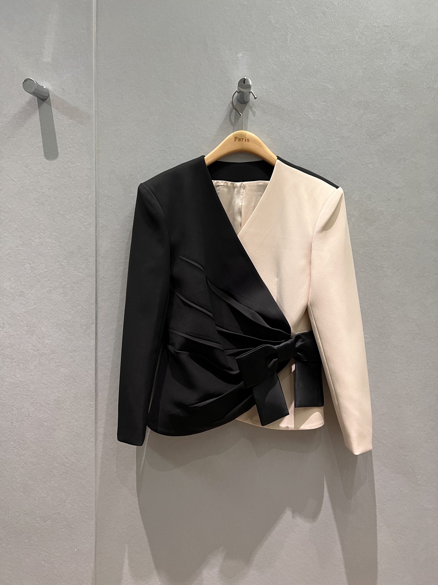 NO:623370,New style coming to the catwalk. Same style as Ho Chaolian. Ribbon bow decoration. Pleated wrap design. V-neck jacket. Three-dimensional tailoring. Waist and slim fit. Versatile temperament. Red. Black and white. SML,,jackets & coats,alexander wang19860909新款来袭走秀 何超莲同款 缎带蝴蝶结装饰 褶皱包裹设计 V领外套立体剪裁 收腰修身 气质百搭红色 黑拼白 SML,,jackets & coats,alexander wang,Women's clothing