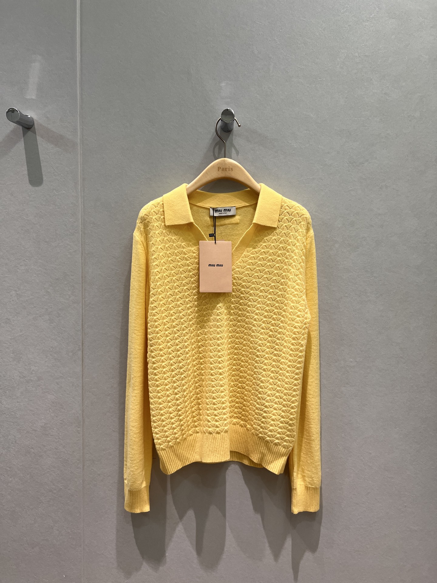 NO:623380,New hollow lapel knitted polo shirt top, minimalist and casual, versatile for age reduction, embroidered miu logo on the back, loose and versatile, yellow and pink SML,,miumiu,alexander wang19860909新款镂空翻领针织polo衫上衣极简休闲 减龄百搭 背后刺绣miu徽标装饰宽松百搭 黄色粉色 SML,,miumiu,alexander wang,Women's clothing