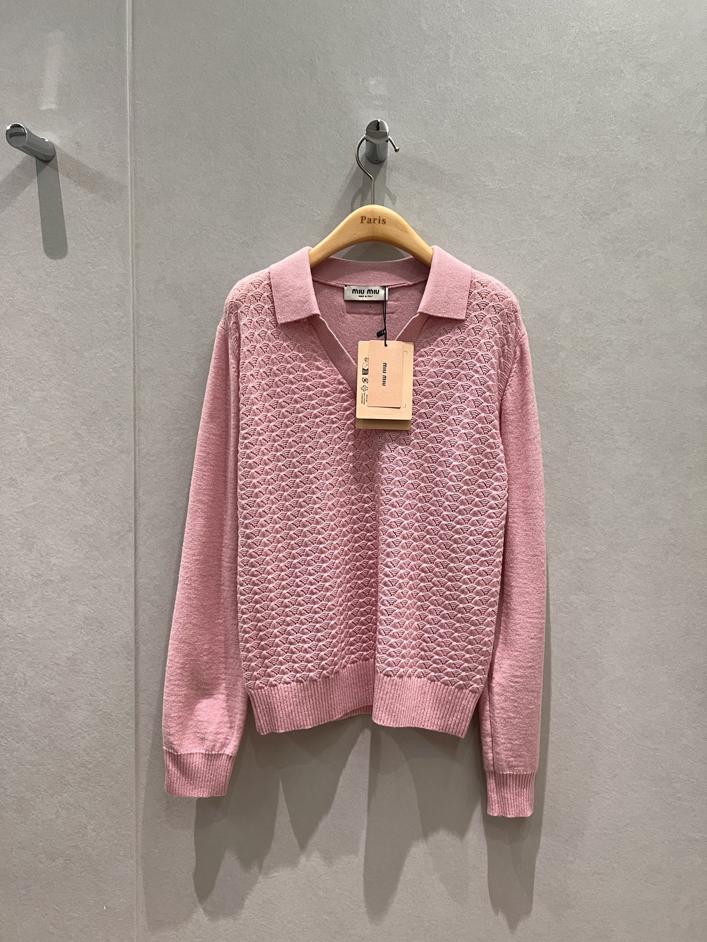 NO:623385,New hollow lapel knitted polo shirt top, minimalist and casual, versatile for age reduction, embroidered miu logo on the back, loose and versatile, yellow and pink SML,,miumiu,alexander wang19860909新款镂空翻领针织polo衫上衣极简休闲 减龄百搭 背后刺绣miu徽标装饰宽松百搭 黄色粉色 SML,,miumiu,alexander wang,Women's clothing