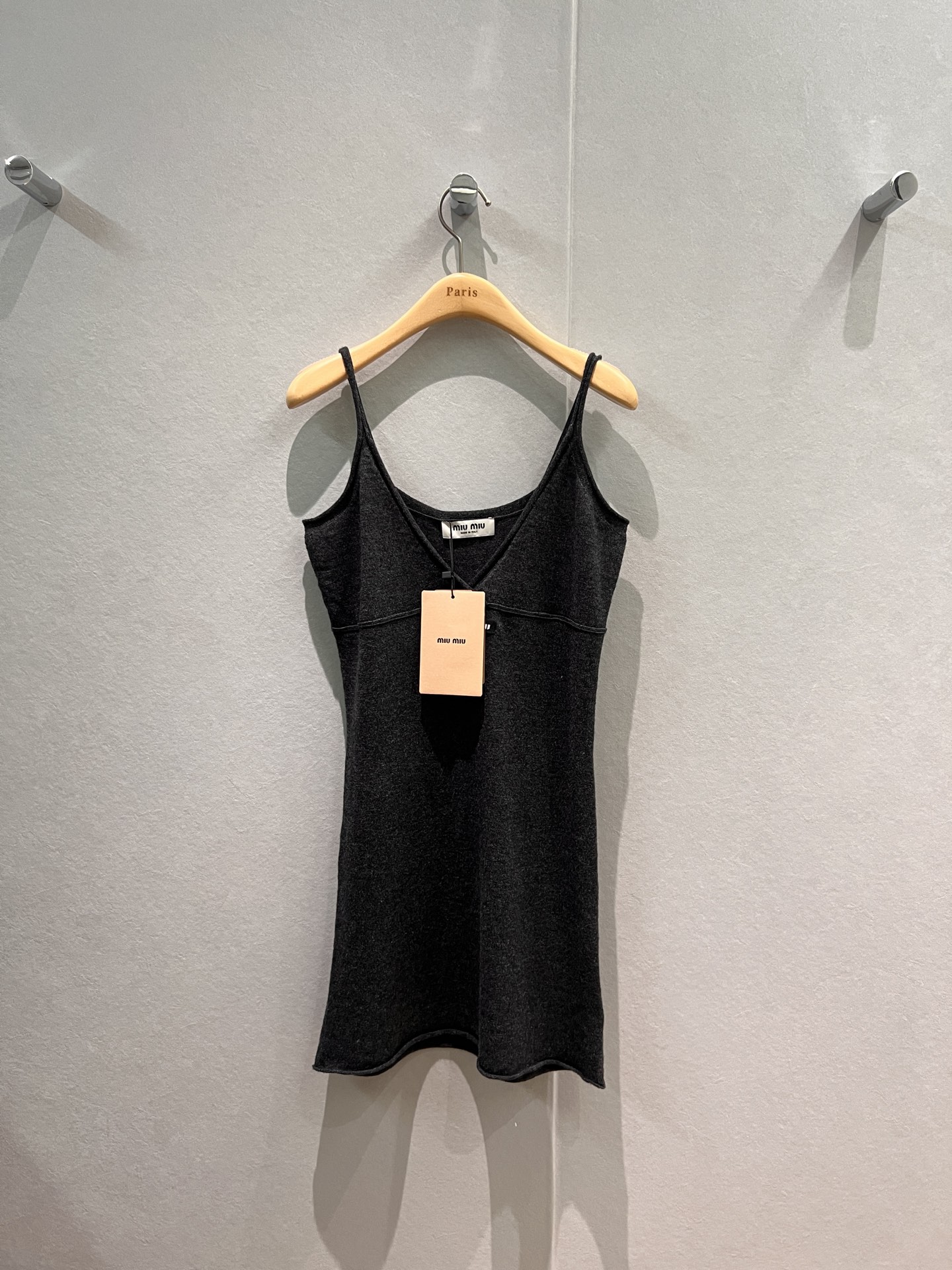 NO:623390,New rolled edge V-neck knitted suspender dress miu style embroidered logo label decoration, slimming and slimming, cute and age-reducing SML,,miumiu,skirts,alexander wang19860909新款卷边V领针织吊带裙连衣裙miu系穿搭 刺绣logo标签装饰 修身显瘦 可爱减龄SML,,miumiu,skirts,alexander wang,Women's clothing