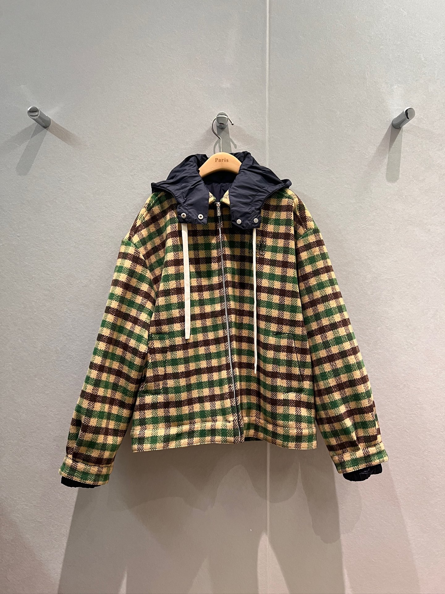 NO:624040,New catwalk style, contrasting color hooded retro plaid wool jacket with detachable hood, chest patch embroidered logo letter miu logo decoration, loose and slim, fashionable and casual, versatile for age reduction SML,,miumiu,jackets & coats,jackets & coats,hats,alexander wang19860909新款走秀款 撞色连帽复古格纹羊毛夹克外套 帽子可拆卸 胸前贴布刺绣logo字母miu标装饰宽松显瘦 时尚休闲 减龄百搭 SML,,miumiu,jackets & coats,jackets & coats,hats,alexander wang,Women's clothing