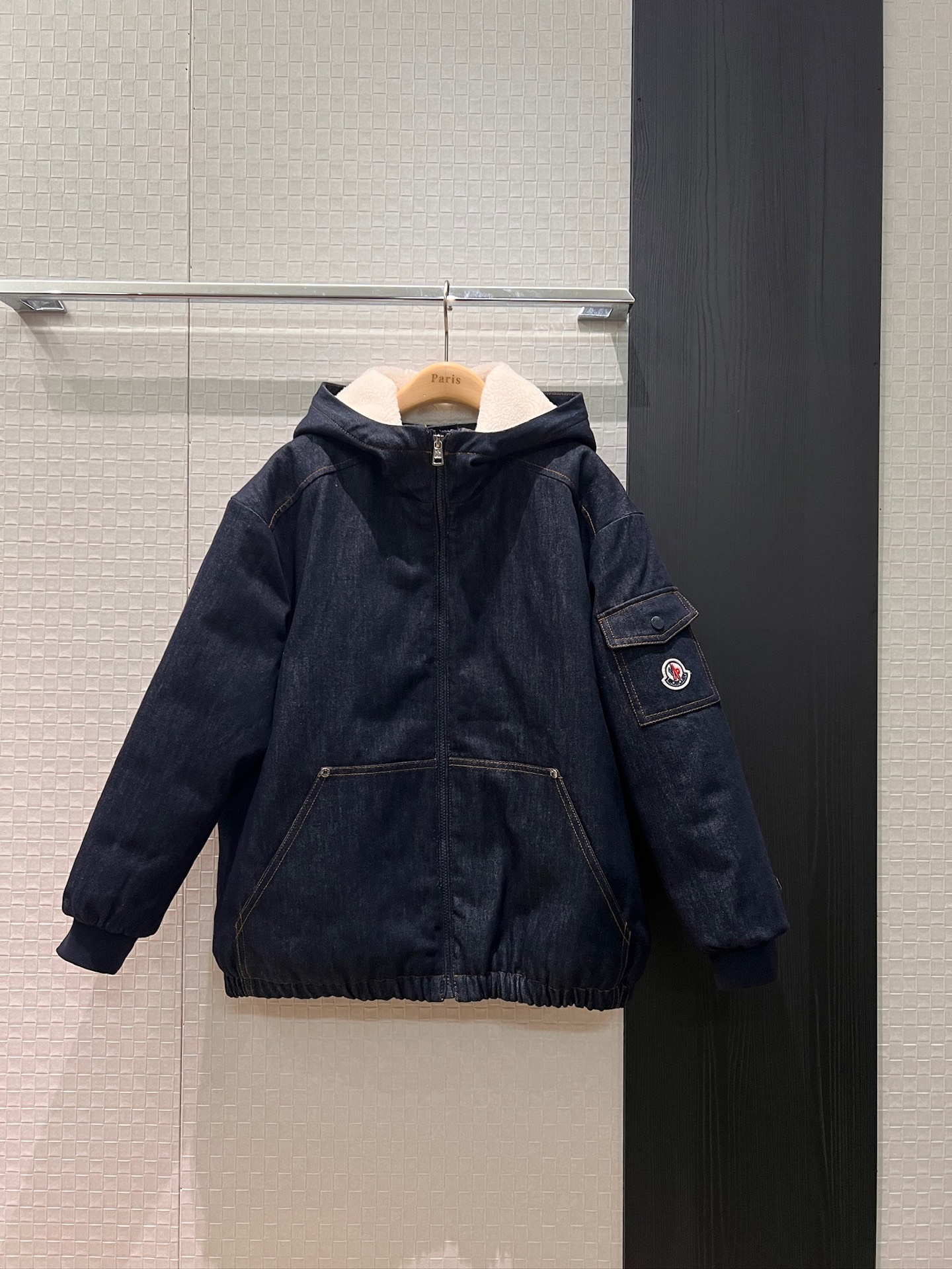 NO:624046,The new arrival of the muzzled cotton coat, polar fleece hooded spliced ​​denim denim quilted jacket, elastic elastic hem, ribbed cuffs, classic logo armband small pocket decoration, casual and age-reducing, versatile and not picky SML,,Moncler,jackets & coats,hats,alexander wang19860909新款来袭蒙口棉衣 摇粒绒连帽拼接丹宁牛仔夹棉外套松紧弹力下摆 罗纹袖口 经典logo袖标小口袋装饰 休闲减龄 百搭不挑人 SML,,Moncler,jackets & coats,hats,alexander wang,Women's clothing