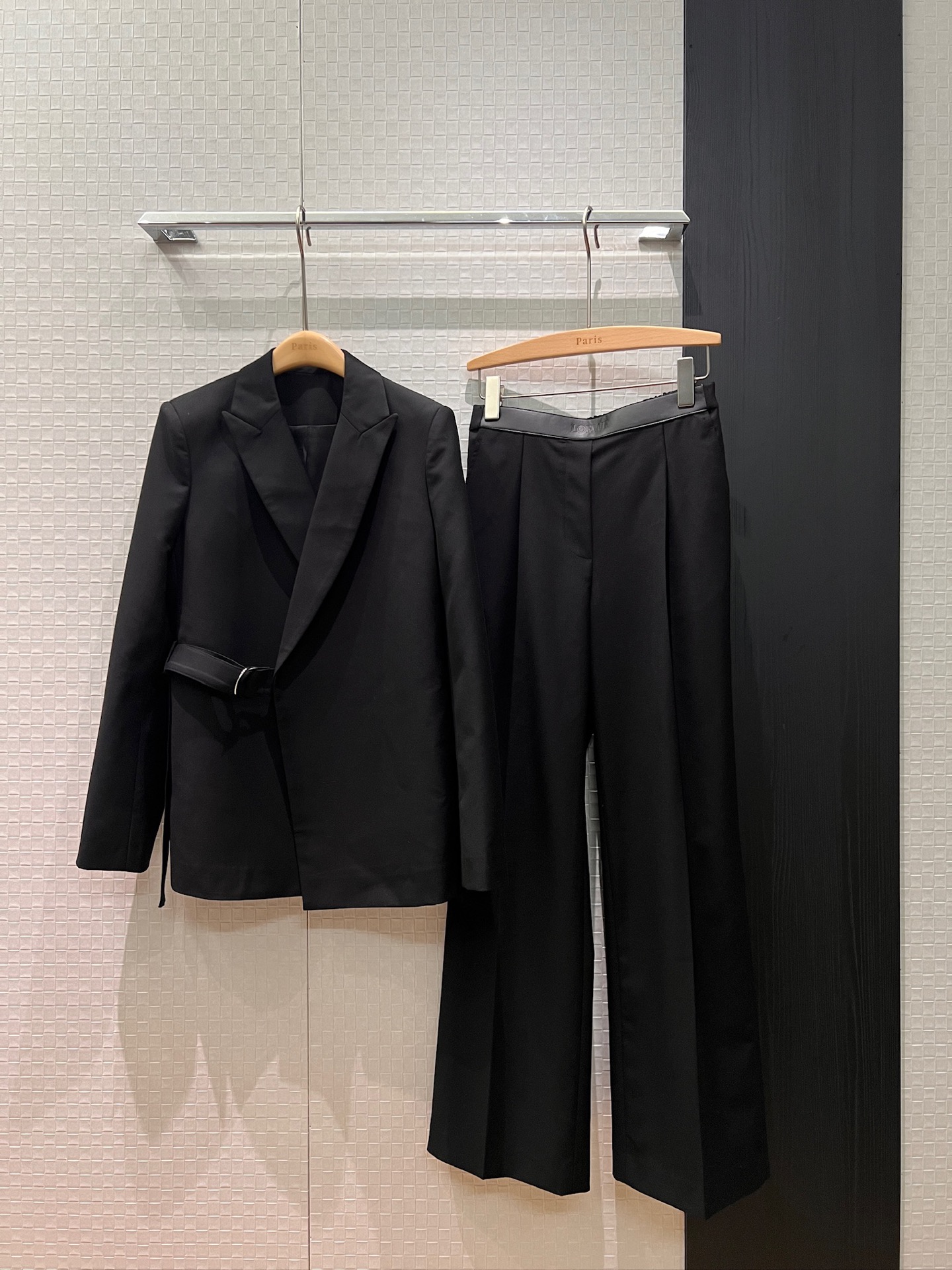NO:624025,The new loewe asymmetrical lace-up waist decorated minimalist suit jacket is handsome and capable. It can be worn with the same style of trousers for commuting. Black military green S-XL,,loewe,jackets & coats,business suit,alexander wang19860909新款loewe不对称系带收腰装饰极简西装外套帅气干练 通勤酷飒可搭同款西裤 黑色军绿 S-XL,,loewe,jackets & coats,business suit,alexander wang,Women's clothing