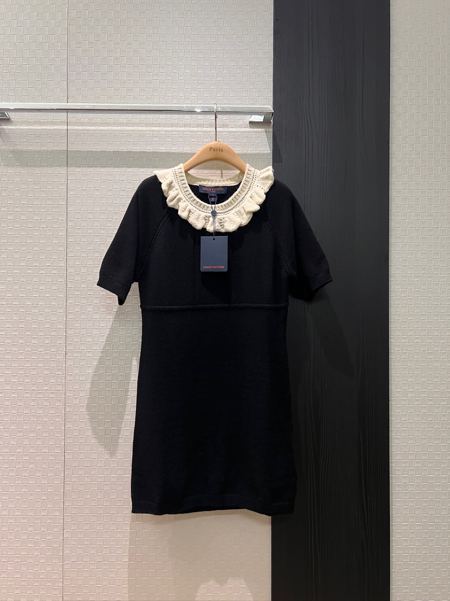 NO:624058,New contrasting color three-dimensional fungus lace collar wool knitted short-sleeved dress with hollow jacquard logo letters. Slim and slim with sweet temperament. Must-have for age reduction. SML,,skirts,T-shirt,alexander wang19860909新款撞色立体木耳花边领羊毛针织短袖连衣裙镂空提花logo字母 修身显瘦气质甜美 减龄必备 SML,,skirts,T-shirt,alexander wang,Women's clothing