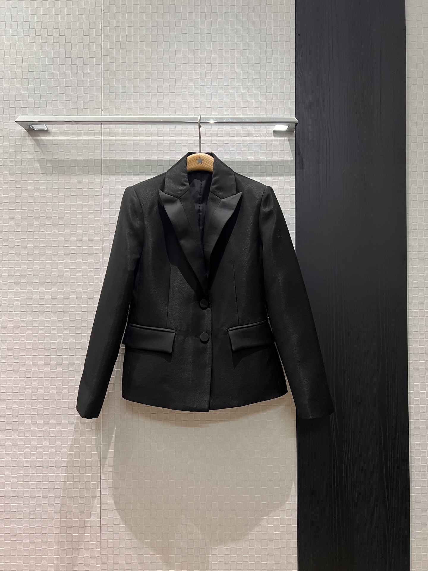 NO:624042,New recommended 26 early spring series Collar spliced ​​satin two-button suit jacket minimalist design Simple and fashionable commuting versatile black and white SML,,jackets & coats,business suit,alexander wang19860909新款推荐26早春系列 衣领拼接缎面两扣西装外套极简设计 简约时尚 通勤百搭黑色白色 SML,,jackets & coats,business suit,alexander wang,Women's clothing