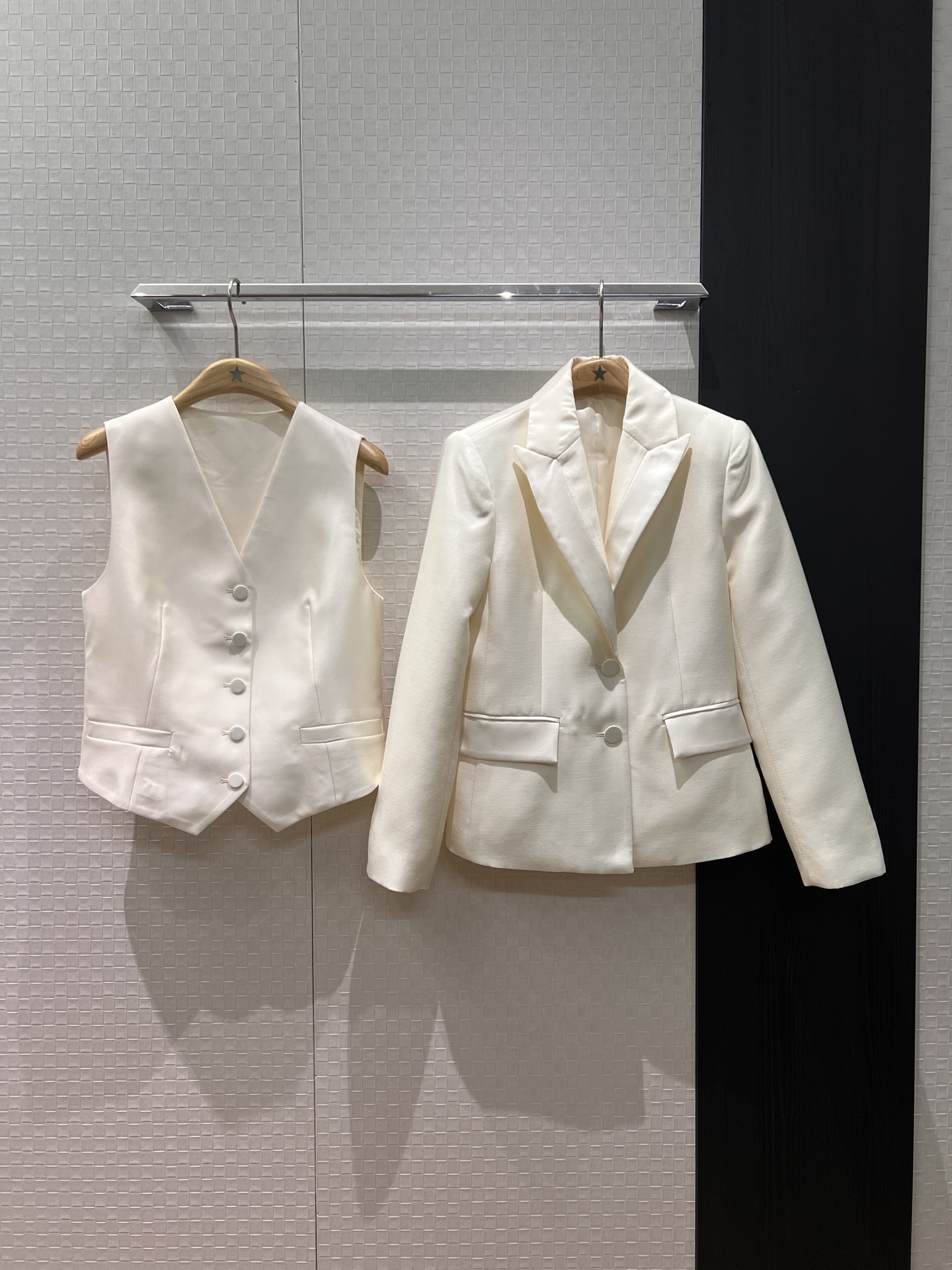 NO:624049,New recommended 26 early spring series Collar spliced ​​satin two-button suit jacket minimalist design Simple and fashionable commuting versatile black and white SML,,jackets & coats,business suit,alexander wang19860909新款推荐26早春系列 衣领拼接缎面两扣西装外套极简设计 简约时尚 通勤百搭黑色白色 SML,,jackets & coats,business suit,alexander wang,Women's clothing