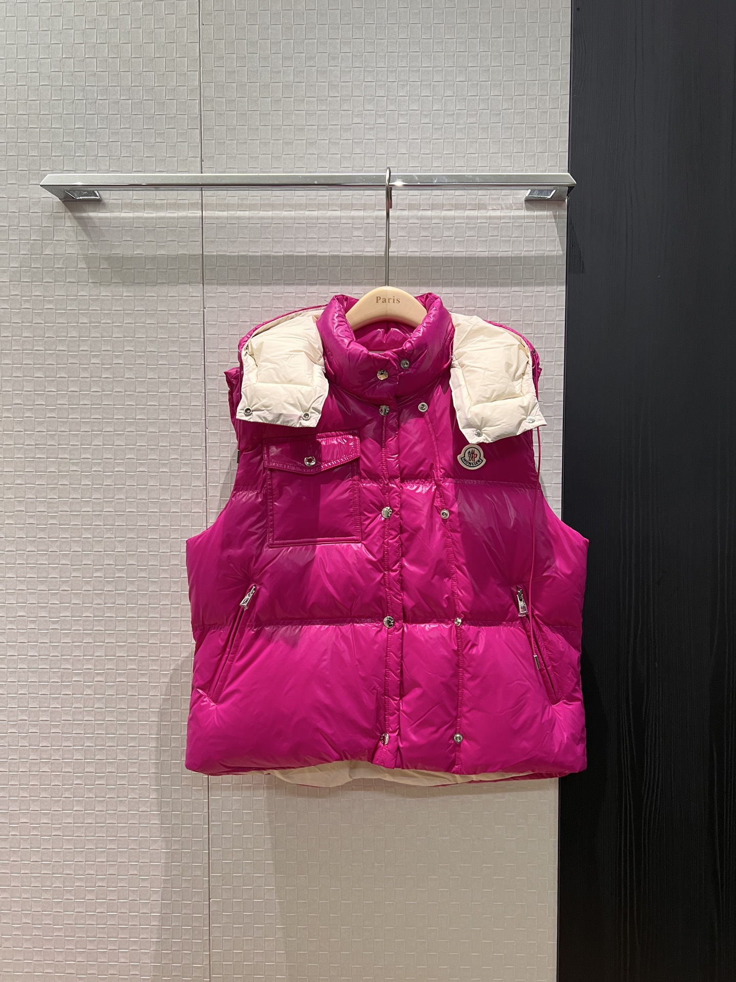 NO:624059,New style muzzle with dust bag Classic stand collar hooded goose down vest Detachable hat Chest pocket logo badge decoration molded hardware 90 down 10 feathers cute and casual Age-reducing and versatile black and white dragon fruit color 123,,Moncler,down jacket,hats,alexander wang19860909配防尘袋新款蒙口 经典立领连帽鹅绒马甲 帽子可拆卸 胸前口袋logo徽章装饰开模五金 90羽绒10羽毛可爱休闲 减龄百搭 黑白火龙果色 123,,Moncler,down jacket,hats,alexander wang,Women's clothing