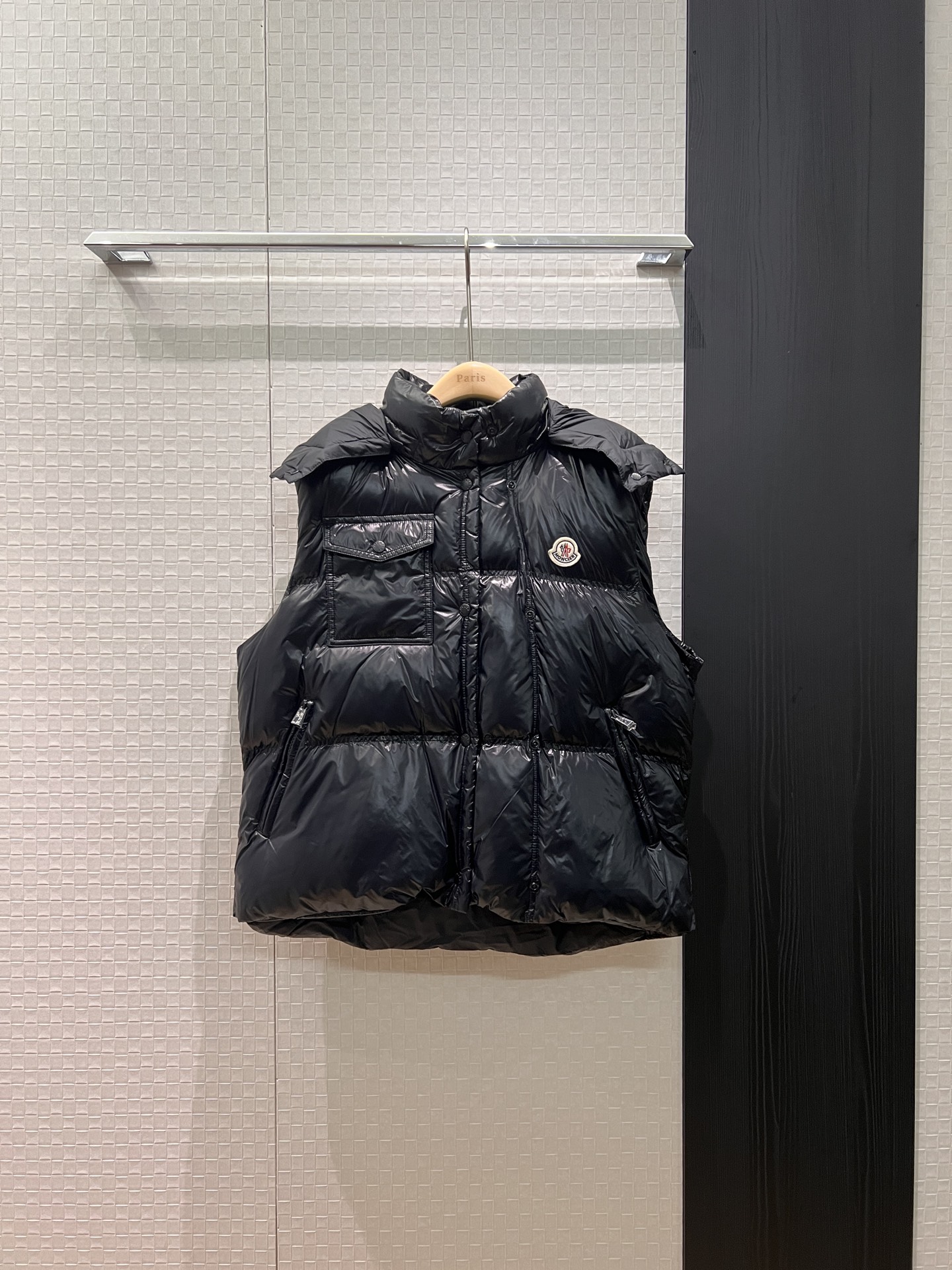 NO:624026,New style muzzle with dust bag Classic stand collar hooded goose down vest Detachable hat Chest pocket logo badge decoration molded hardware 90 down 10 feathers cute and casual Age-reducing and versatile black and white dragon fruit color 123,,Moncler,down jacket,hats,alexander wang19860909配防尘袋新款蒙口 经典立领连帽鹅绒马甲 帽子可拆卸 胸前口袋logo徽章装饰开模五金 90羽绒10羽毛可爱休闲 减龄百搭 黑白火龙果色 123,,Moncler,down jacket,hats,alexander wang,Women's clothing