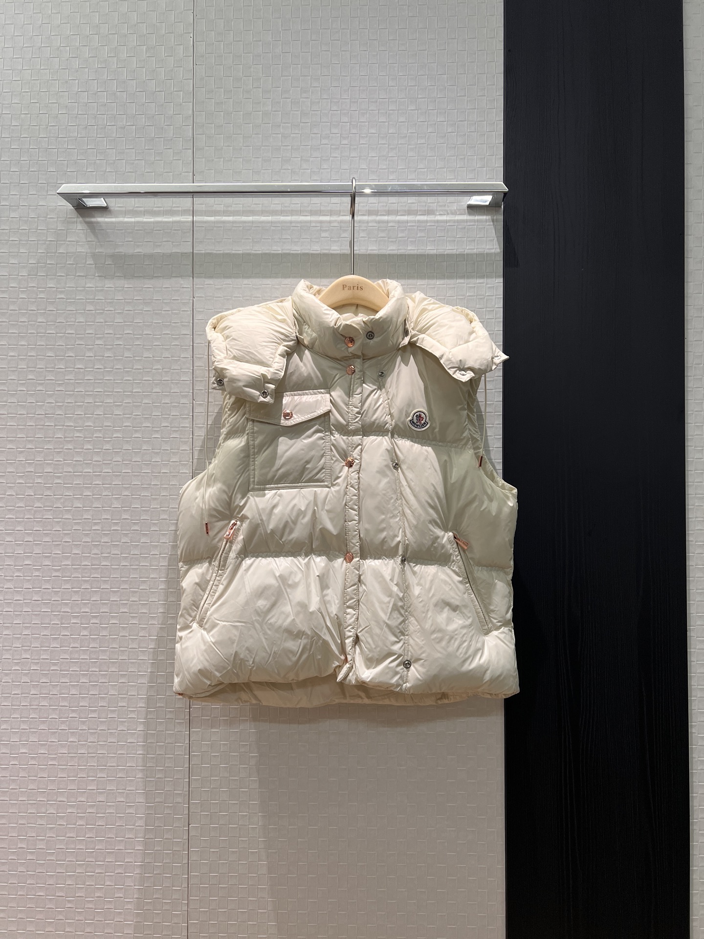 NO:624034,New style muzzle with dust bag Classic stand collar hooded goose down vest Detachable hat Chest pocket logo badge decoration molded hardware 90 down 10 feathers cute and casual Age-reducing and versatile black and white dragon fruit color 123,,Moncler,down jacket,hats,alexander wang19860909配防尘袋新款蒙口 经典立领连帽鹅绒马甲 帽子可拆卸 胸前口袋logo徽章装饰开模五金 90羽绒10羽毛可爱休闲 减龄百搭 黑白火龙果色 123,,Moncler,down jacket,hats,alexander wang,Women's clothing