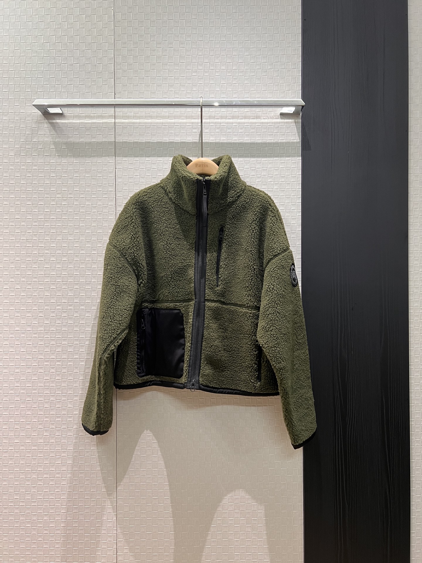 NO:624908,New big goose polar fleece standing collar loose jacket with classic embroidered logo armband decoration. Hardware accessories molding. Casual and warm. Versatile for age. Army green, coffee and apricot SML,,jackets & coats,jackets & coats,alexander wang19860909新款大鹅摇粒绒立领宽松夹克外套 经典刺绣logo袖标装饰 五金配件开模 休闲保暖 减龄百搭 军绿咖色杏色 SML,,jackets & coats,jackets & coats,alexander wang,Women's clothing