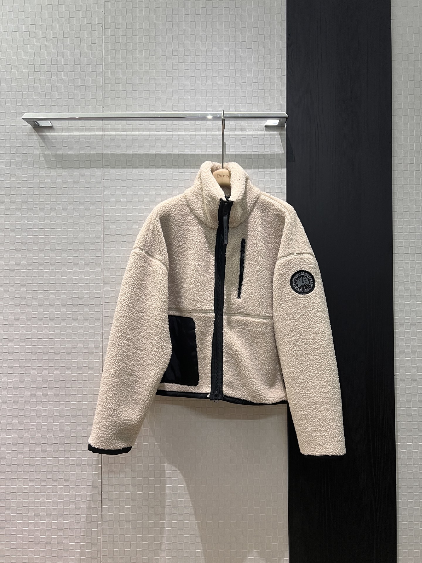 NO:624919,New big goose polar fleece standing collar loose jacket with classic embroidered logo armband decoration. Hardware accessories molding. Casual and warm. Versatile for age. Army green, coffee and apricot SML,,jackets & coats,jackets & coats,alexander wang19860909新款大鹅摇粒绒立领宽松夹克外套 经典刺绣logo袖标装饰 五金配件开模 休闲保暖 减龄百搭 军绿咖色杏色 SML,,jackets & coats,jackets & coats,alexander wang,Women's clothing