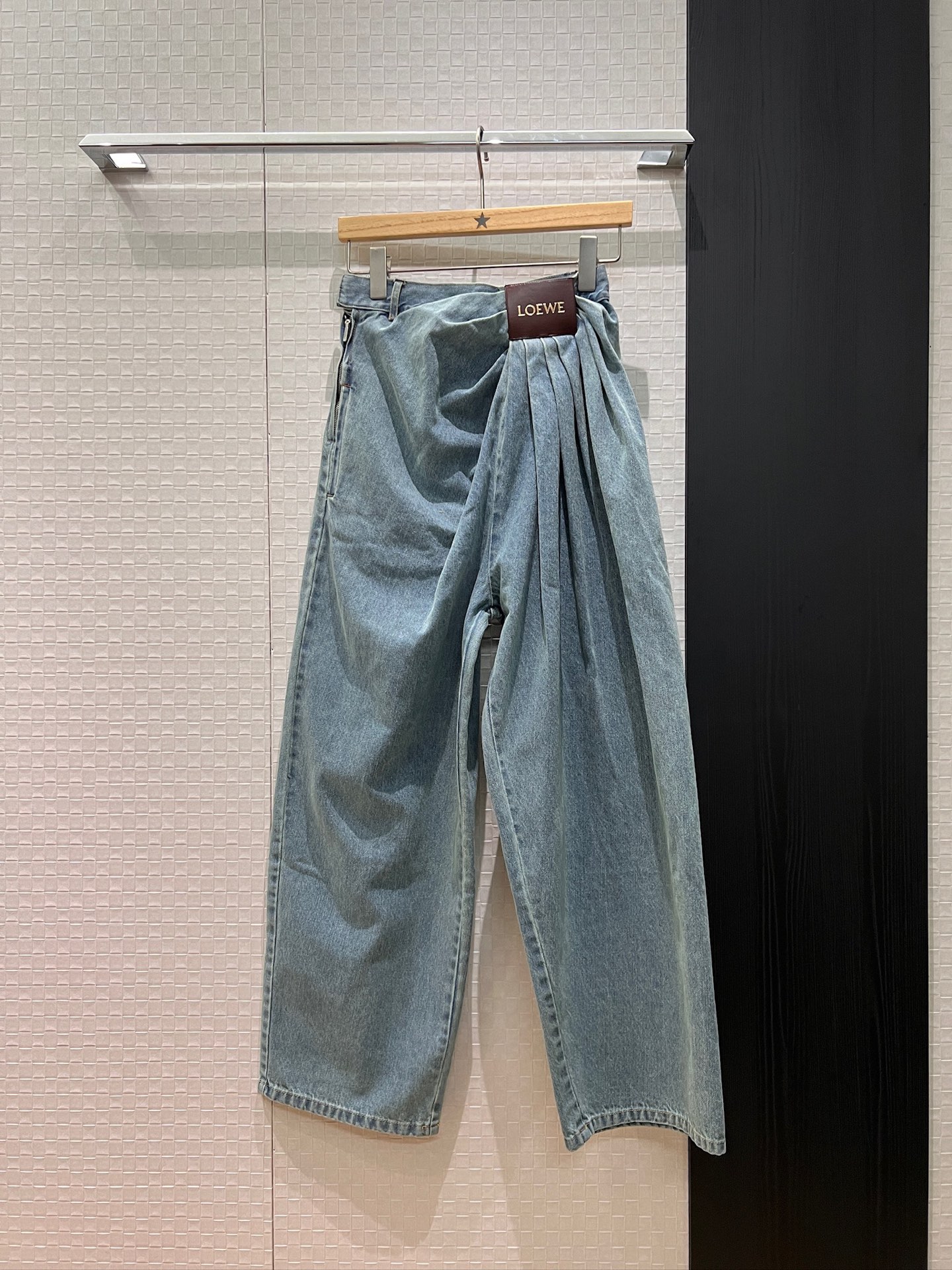 NO:624942,New autumn and winter logo leather brand decorated pleated design jeans, wide leg pants, handsome and stylish, walking with style, washed denim blue, age-reducing and versatile S-XL,,jeans,alexander wang19860909新款秋冬 logo皮牌装饰褶皱设计牛仔裤 阔腿裤帅气炸街 走路带风 洗水牛仔蓝 减龄百搭S-XL,,jeans,alexander wang,Women's clothing
