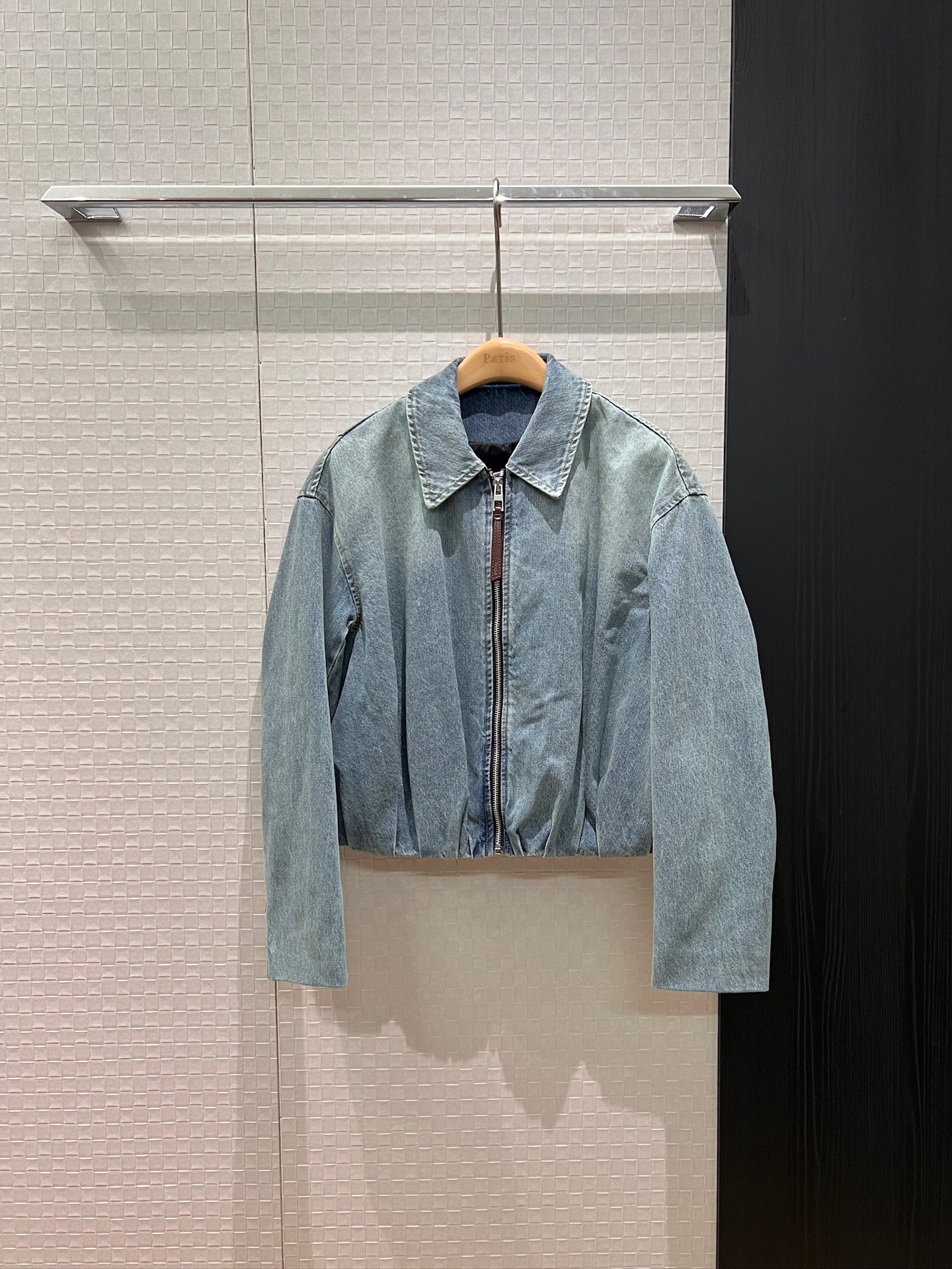 NO:624932,New catwalk series, logo leather brand decoration, pleated design, short lapel denim jacket, cool and stylish, walking with style, fashionable and versatile, washed light blue S-XL,,jackets & coats,jackets & coats,alexander wang19860909新款走秀系列 logo皮牌装饰褶皱设计短款翻领牛仔夹克外套帅气炸街 走路带风 时尚百搭 洗水浅蓝S-XL,,jackets & coats,jackets & coats,alexander wang,Women's clothing