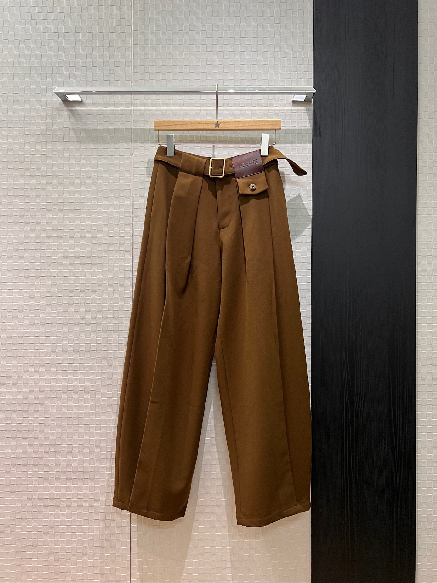 NO:624952,New loewe military green belt decorated with logo leather pleated design balloon pants casual pants handsome street style walking with style versatile for age reduction S-XL,,loewe,alexander wang19860909新款loewe 军绿色系腰带装饰logo皮牌褶皱设计气球裤休闲裤帅气炸街 走路带风 减龄百搭S-XL,,loewe,alexander wang,Women's clothing