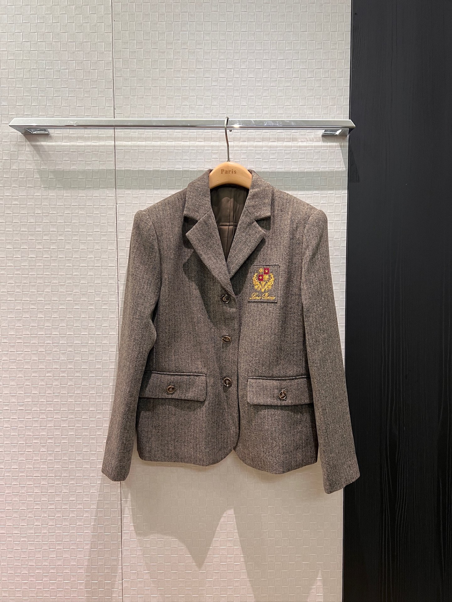 NO:624959,New Lp Maillard pattern wool suit jacket with embroidered badge decoration on the chest, casual and fashionable, versatile for commuting SML,,loro piana,jackets & coats,business suit,alexander wang19860909新款Lp美拉德人纹羊毛西装外套胸前刺绣徽章装饰 休闲时尚 通勤百搭SML,,loro piana,jackets & coats,business suit,alexander wang,Women's clothing
