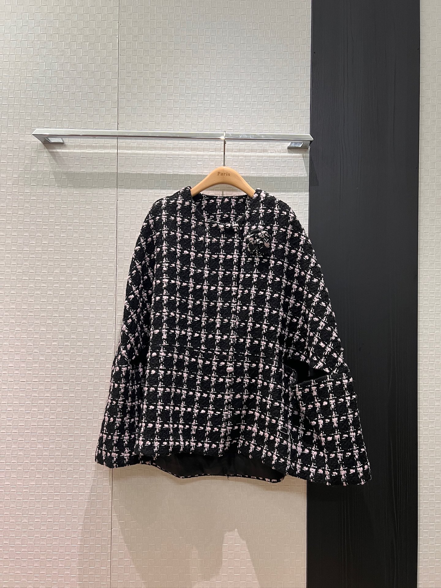NO:624967,New camellia brooch decoration Wool tweed cape shawl jacket minimalist design Queen's aura SML, jackets & coats, brooch, breastpin, shawls, alexander wang19860909新款山茶花胸针装饰 羊毛粗花呢斗篷披肩外套极简设计 女王气场SML,,jackets & coats,brooch，breastpin,shawls,alexander wang,Women's clothing