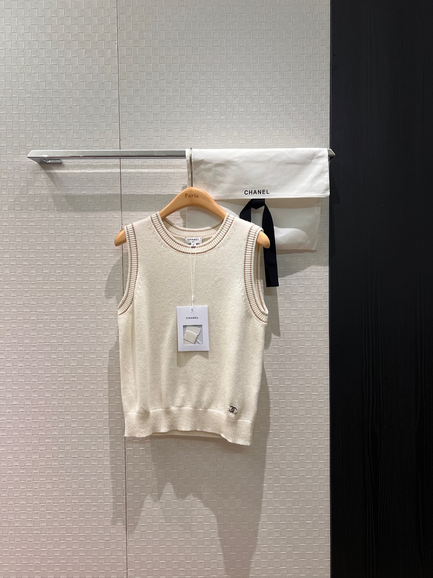 NO:624961,New 26C vacation series Gold thread striped round neck sleeveless knitted vest top with classic fragrance Open molded buttons simple temperament Versatile for age reduction Delivery storage bag cloth bag SML,,alexander wang19860909新款26C度假系列 金线条纹圆领无袖针织背心上衣经典香风 开模扣子简约气质 减龄百搭 配送收纳袋布包 SML,,alexander wang,Women's clothing