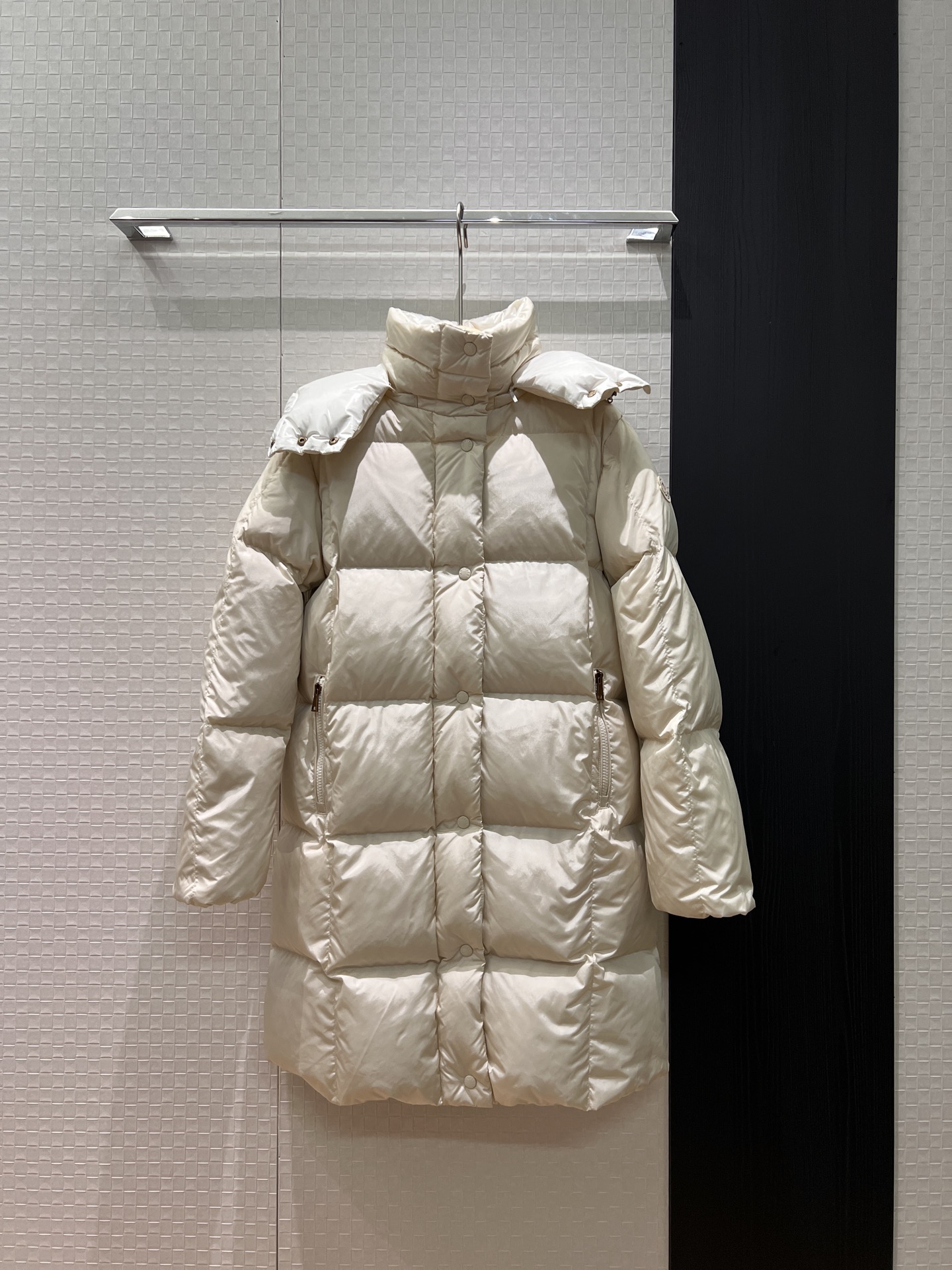 NO:625799,Equipped with dust bag, the same model as the new celebrity. Mouth-mounted, hooded, high-collar, mid-length down jacket, detachable hood, classic logo badge armband, loose and casual, 90 down, 10 feathers, black apricot 1-4,,Moncler,jackets & coats,down jacket,hats,alexander wang19860909配防尘袋新款明星同款 蒙口 连帽高领中长款羽绒服外套 帽子可拆卸 经典logo徽章袖标宽松休闲 90羽绒10羽毛 黑色杏色 1-4,,Moncler,jackets & coats,down jacket,hats,alexander wang,Women's clothing
