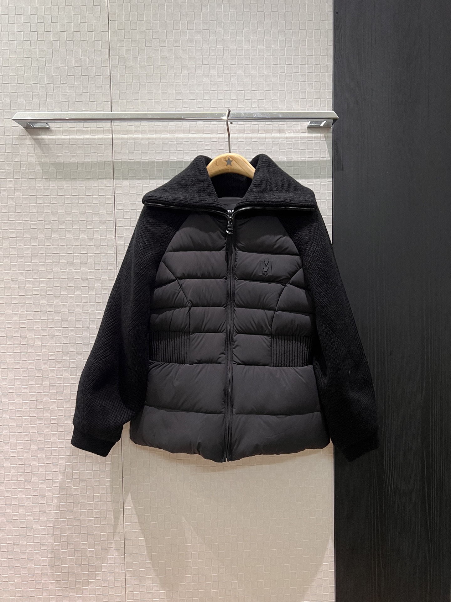 NO:625811,With dust bag, new autumn and winter large lapel high collar knitted wool splicing down jacket. Waist jacket to keep warm and slim. College style to reduce age. Casual and versatile. 90 down 10 feathers black apricot pink white SML,,jackets & coats,down jacket,alexander wang19860909配防尘袋秋冬新款大翻领高领针织羊毛拼接羽绒服 收腰外套保暖修身 学院风减龄 休闲百搭 90羽绒10羽毛黑色杏色粉色白色 SML,,jackets & coats,down jacket,alexander wang,Women's clothing