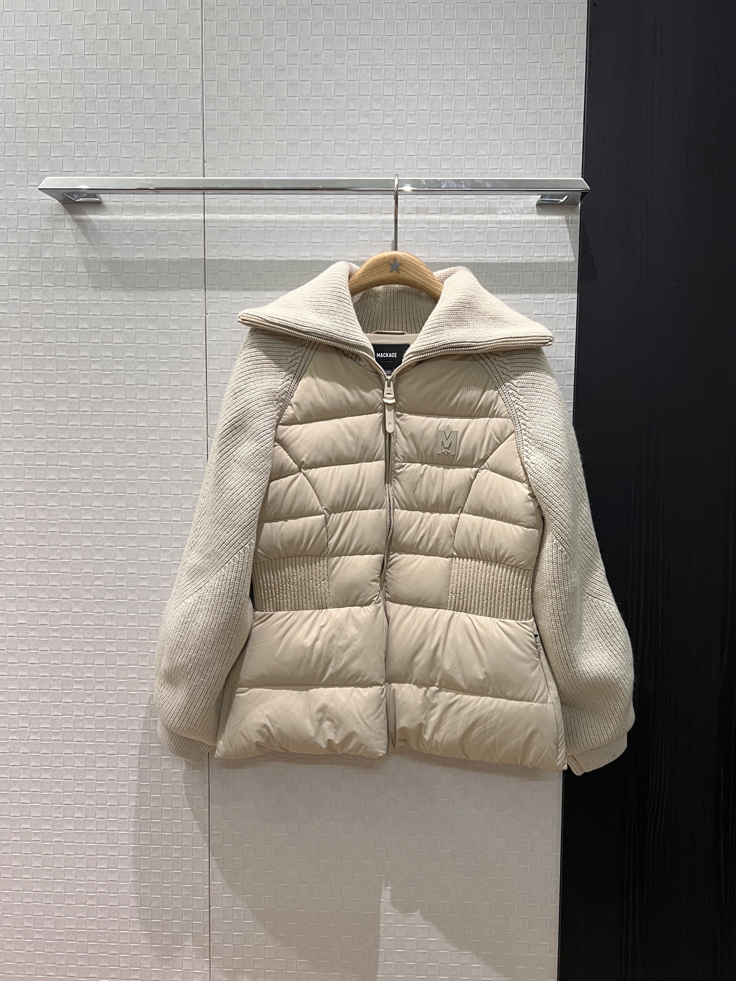 NO:625826,With dust bag, new autumn and winter large lapel high collar knitted wool splicing down jacket. Waist jacket to keep warm and slim. College style to reduce age. Casual and versatile. 90 down 10 feathers black apricot pink white SML,,jackets & coats,down jacket,alexander wang19860909配防尘袋秋冬新款大翻领高领针织羊毛拼接羽绒服 收腰外套保暖修身 学院风减龄 休闲百搭 90羽绒10羽毛黑色杏色粉色白色 SML,,jackets & coats,down jacket,alexander wang,Women's clothing