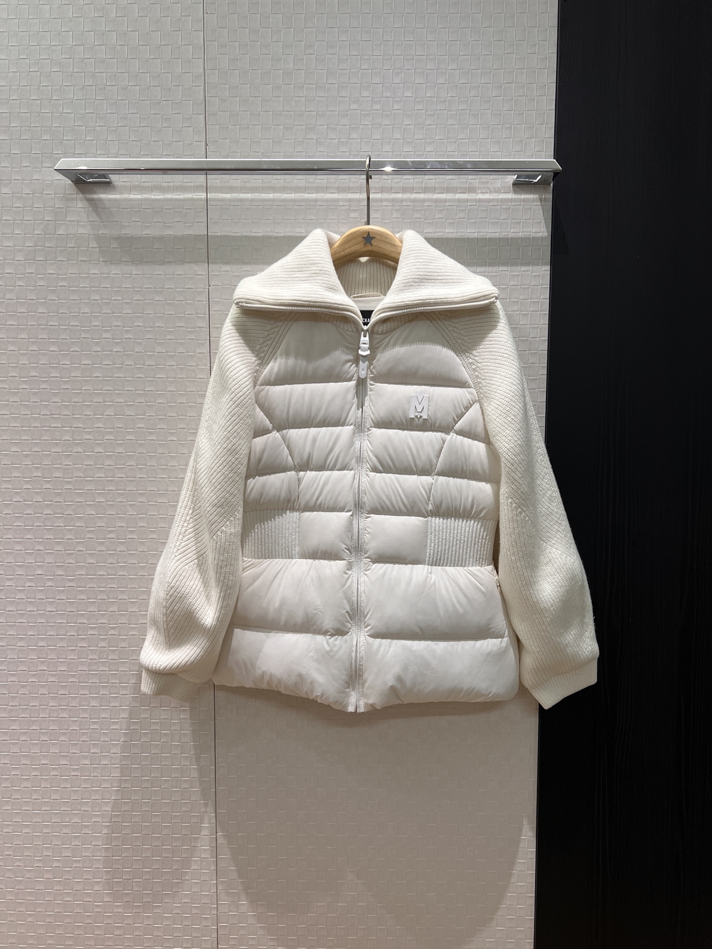 NO:625860,With dust bag, new autumn and winter large lapel high collar knitted wool splicing down jacket. Waist jacket to keep warm and slim. College style to reduce age. Casual and versatile. 90 down 10 feathers black apricot pink white SML,,jackets & coats,down jacket,alexander wang19860909配防尘袋秋冬新款大翻领高领针织羊毛拼接羽绒服 收腰外套保暖修身 学院风减龄 休闲百搭 90羽绒10羽毛黑色杏色粉色白色 SML,,jackets & coats,down jacket,alexander wang,Women's clothing