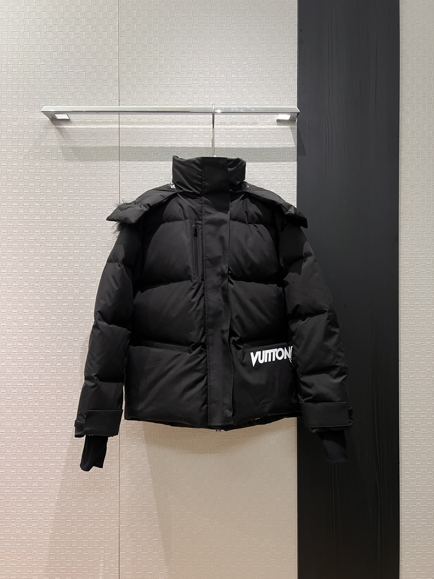 NO:625801,Comes with dust bag for autumn and winter new ski series. Raccoon fur collar oversized hooded stand-up collar down jacket. Fur collar detachable presbyopia lining. Built-in anti-drilling wind corset. Open mold hardware accessories. Sweet and cool for age reduction. 90 down 10 feathers. Delivery dust bag S-XL,,down jacket,hats,alexander wang19860909配防尘袋秋冬新款滑雪系列 貉子毛领超大连帽立领羽绒服 毛领可拆卸老花内衬 内置防钻风束腰 开模五金配件 甜酷减龄 90羽绒10羽毛配送防尘袋 S-XL,,down jacket,hats,alexander wang,Women's clothing