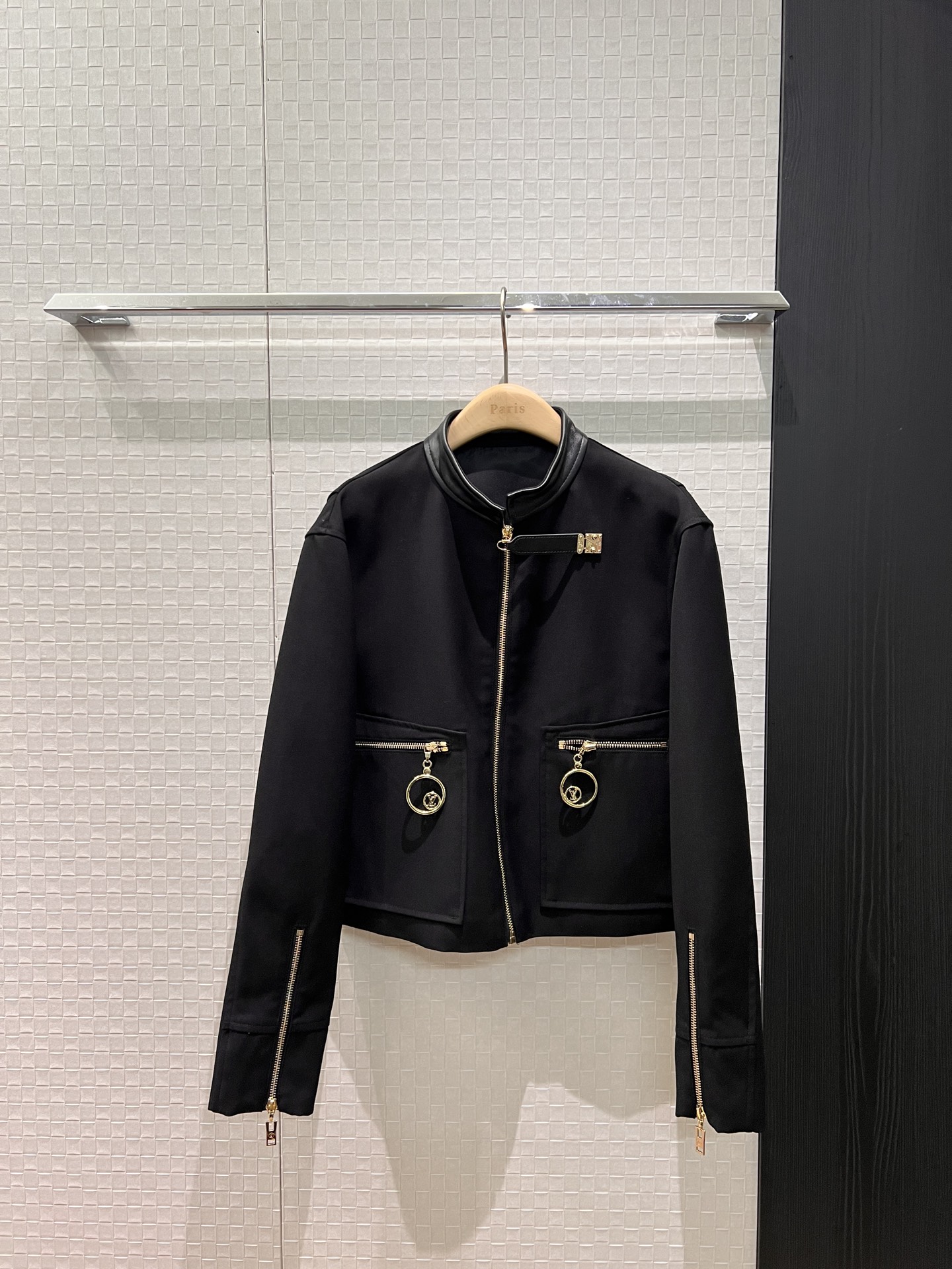 NO:625903,26 early spring new style leather small stand-up collar motorcycle style short jacket, molded hardware accessories, belt gold lock buckle decoration, cuff zipper, sweet and versatile, a must-have for age reduction S-XL,,jackets & coats,alexander wang1986090926早春新款拼皮小立领机车风短款外套 开模五金配件皮带金锁扣装饰 袖口拉链甜飒百搭 减龄必备 S-XL,,jackets & coats,alexander wang,Women's clothing