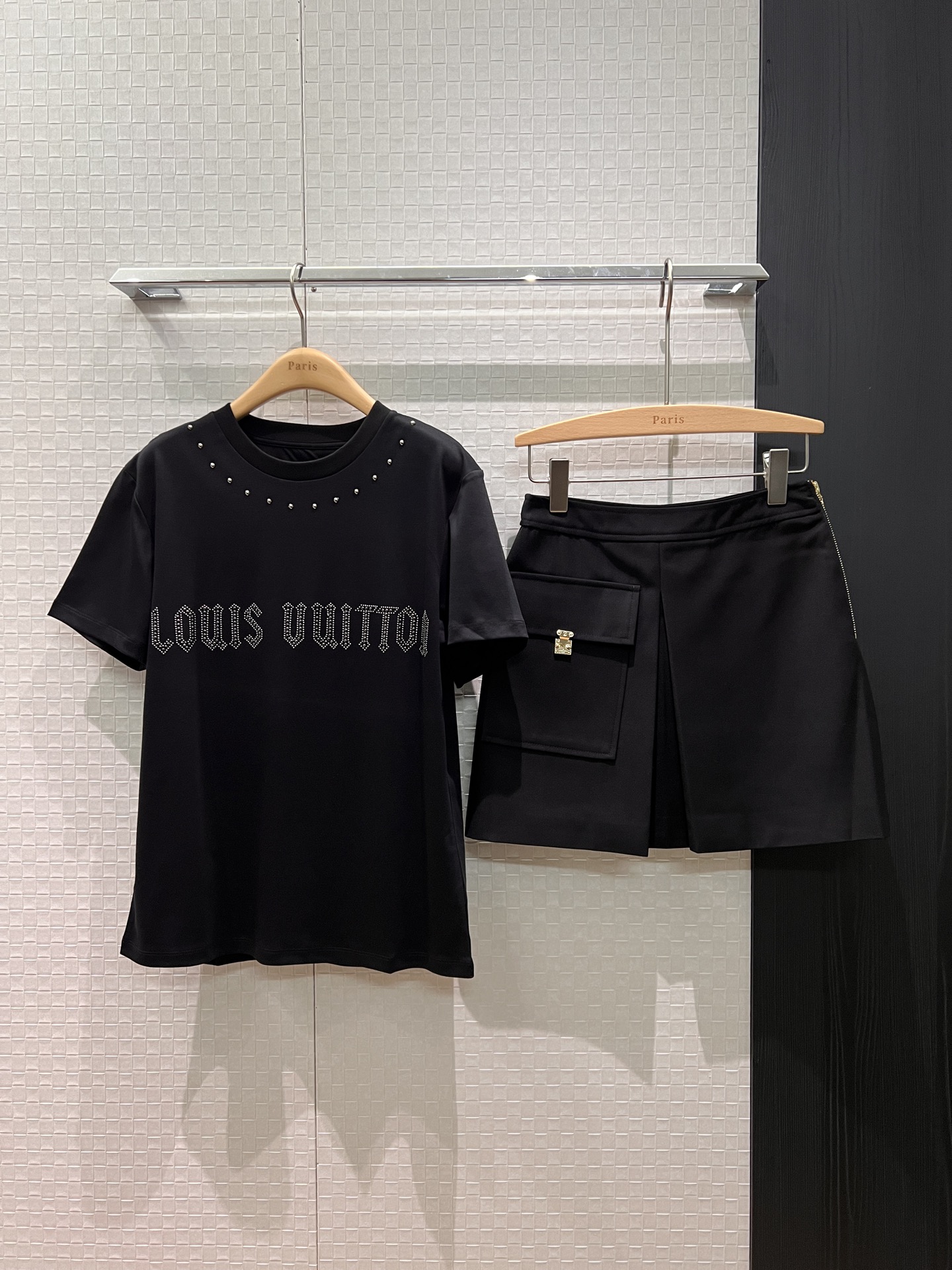 NO:625877,Top half p 26 early spring rivet logo letter T-shirt asymmetrical A-line skirt simple fashion casual versatile hardware accessories molding SML,,skirts,tees,t-shirt,alexander wang19860909上衣 半p 26早春铆钉logo字母T恤不对称A字半裙 简单时尚 休闲百搭五金配件开模 SML,,skirts,tees，t-shirt,alexander wang,Women's clothing